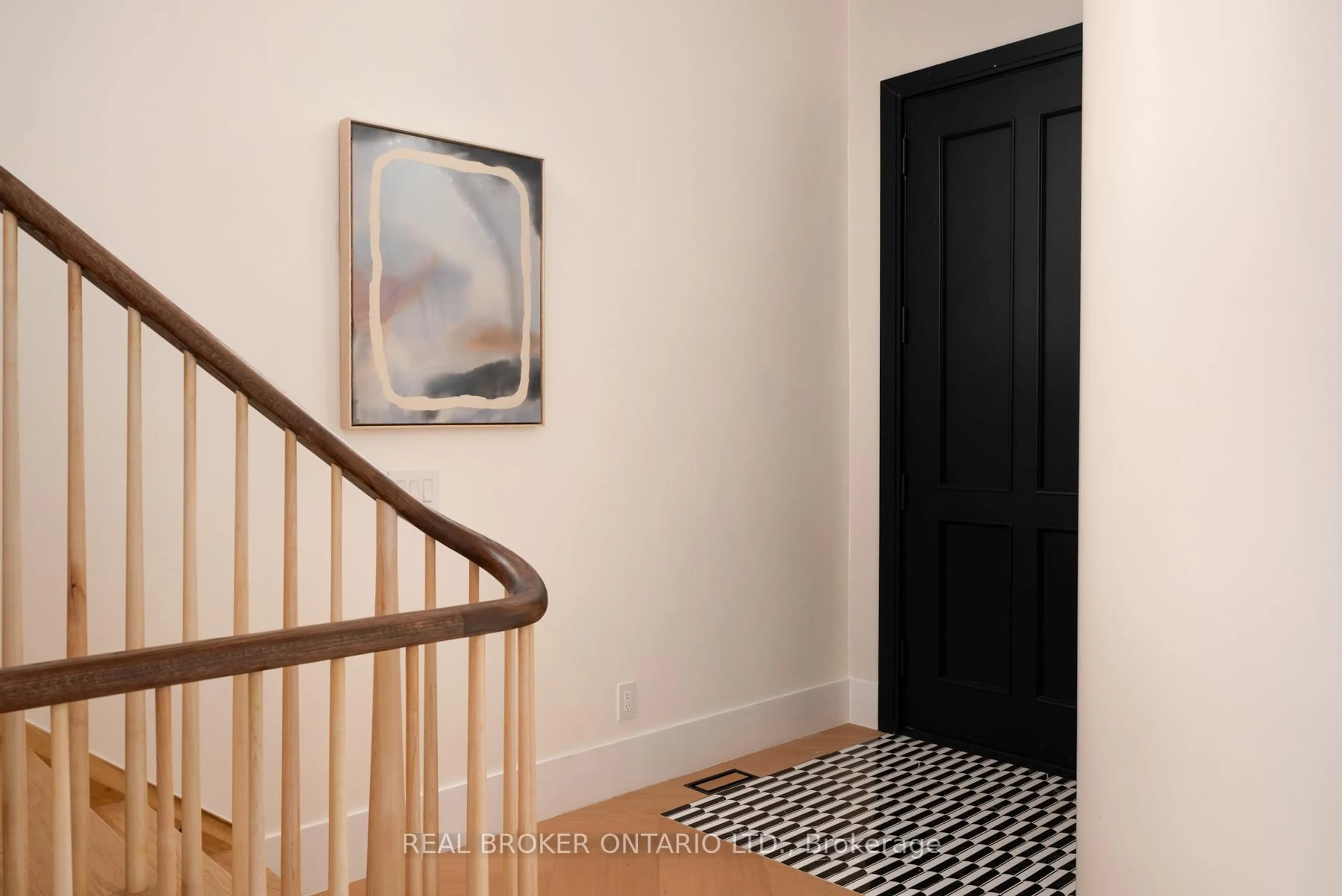 Indoor entryway for 256 Major St, Toronto Ontario M5S 2L6