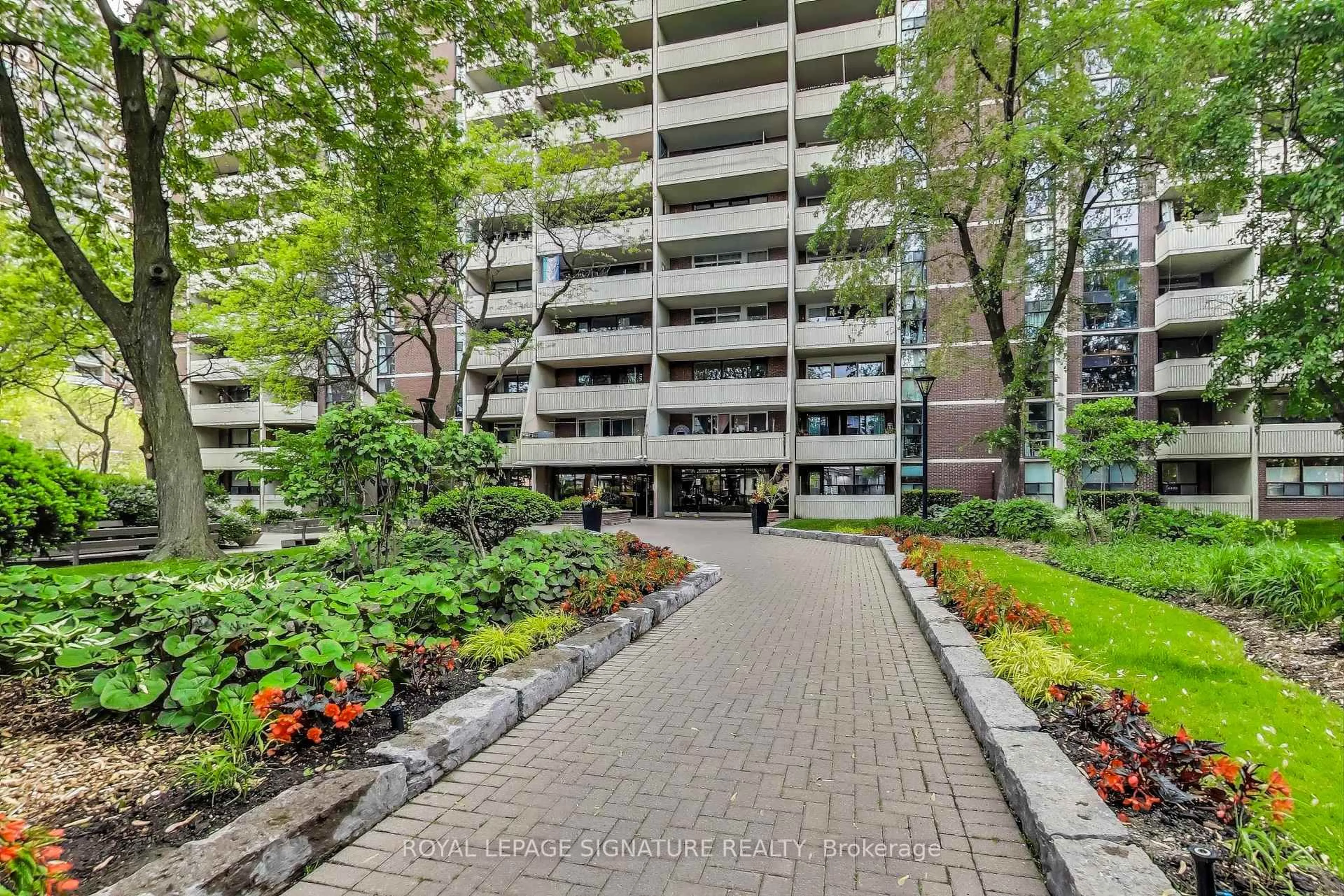Patio, street for 40 Homewood Ave #807, Toronto Ontario M4Y 2K2