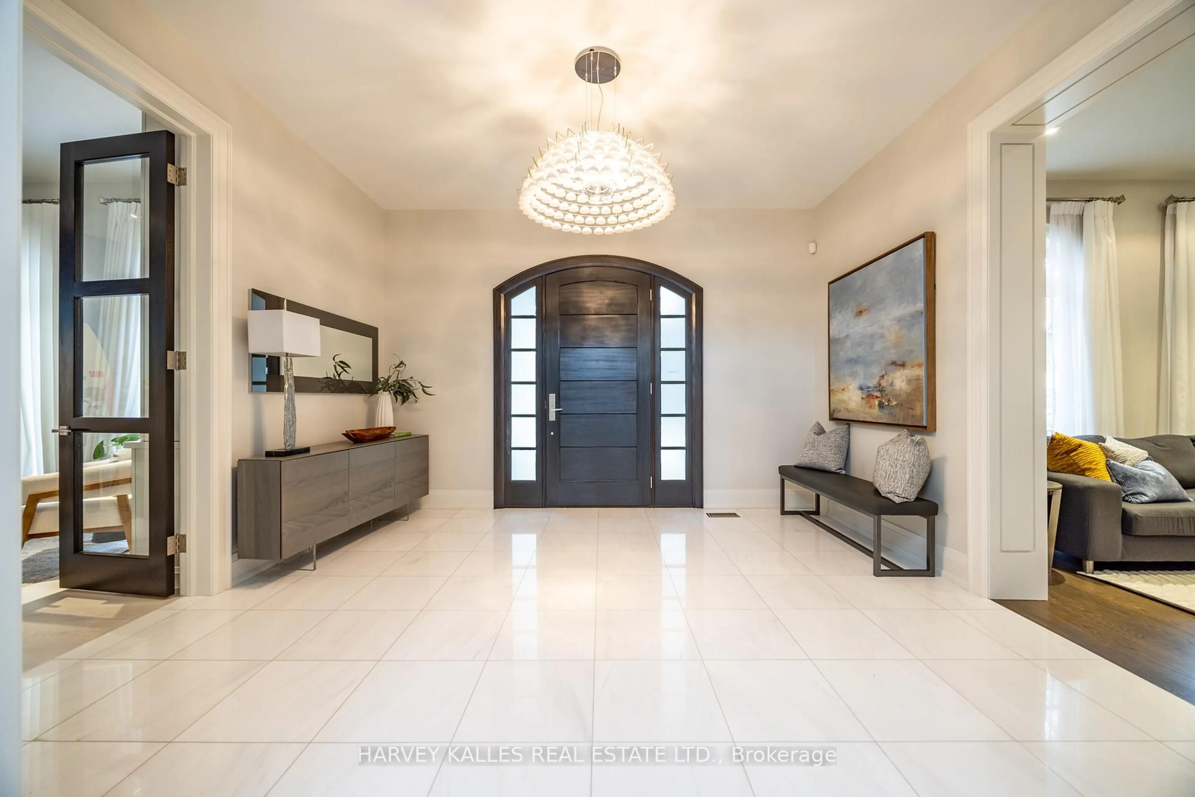 Indoor entryway for 14 Sulgrave Cres, Toronto Ontario M2L 1W6