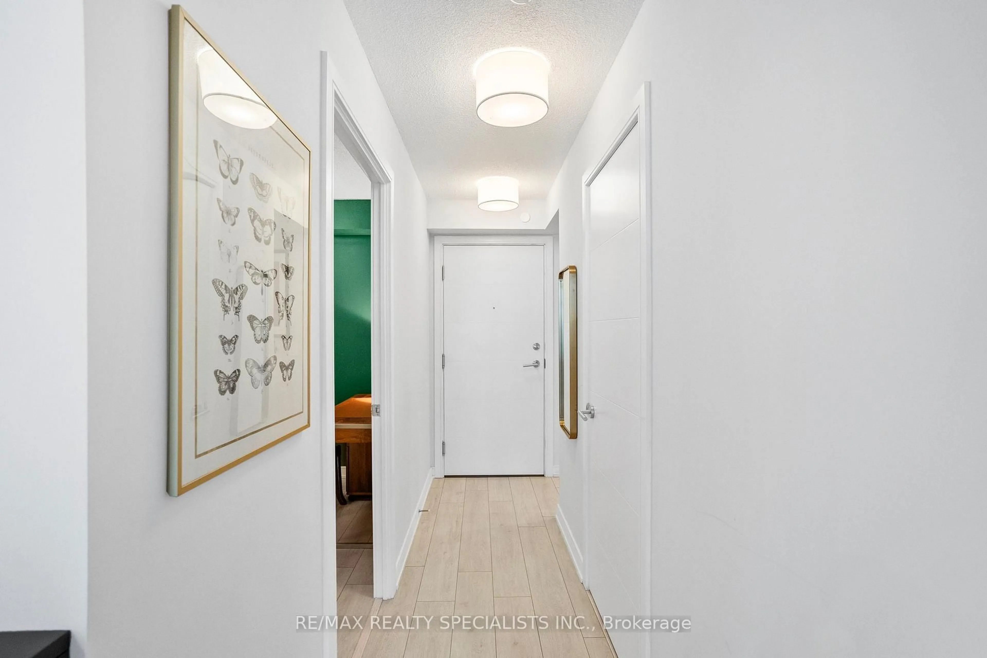 Indoor entryway for 525 Adelaide St #610, Toronto Ontario M5V 0N7