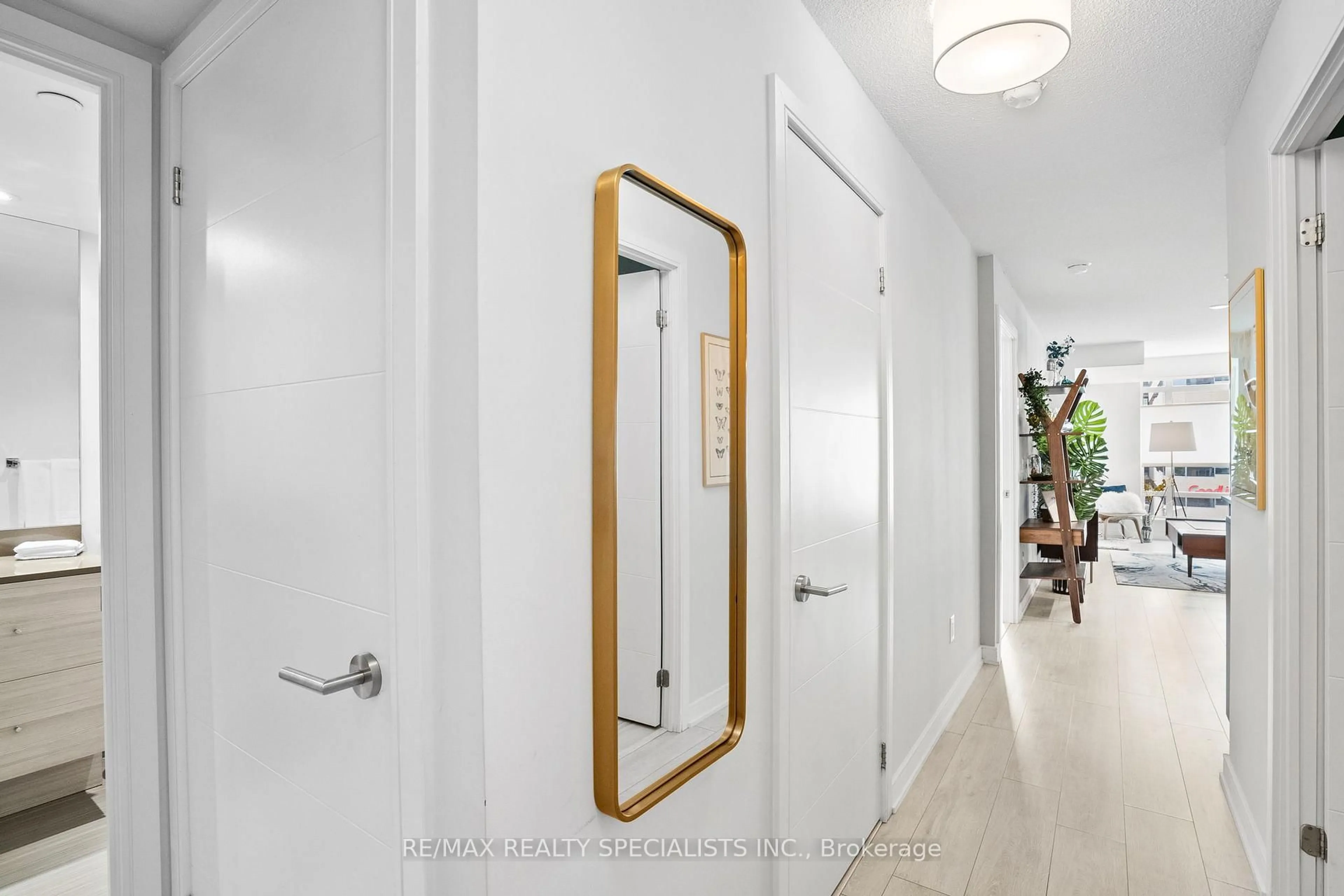 Indoor entryway for 525 Adelaide St #610, Toronto Ontario M5V 0N7