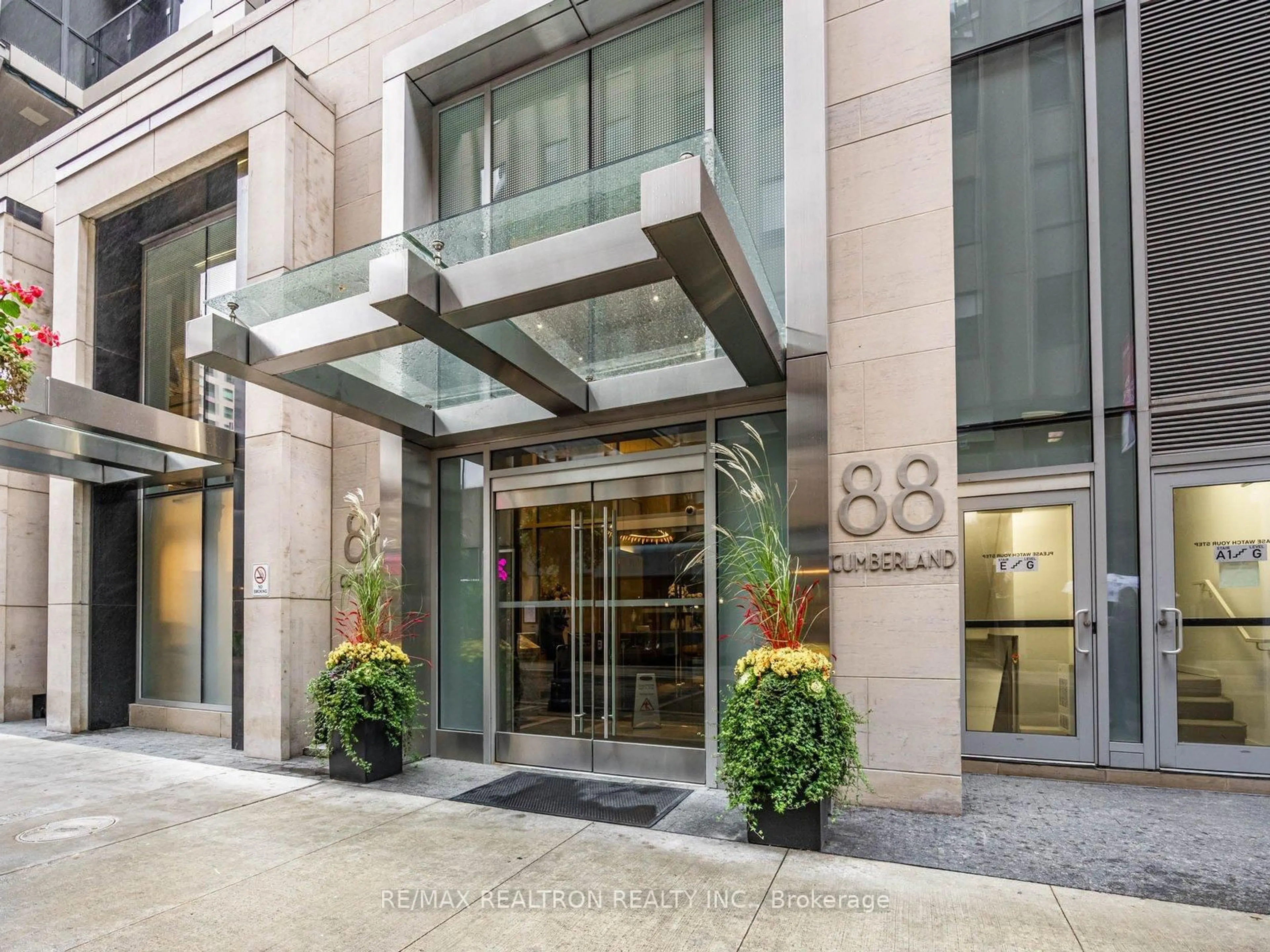 Indoor foyer for 88 Cumberland St #1801, Toronto Ontario M5R 1A3