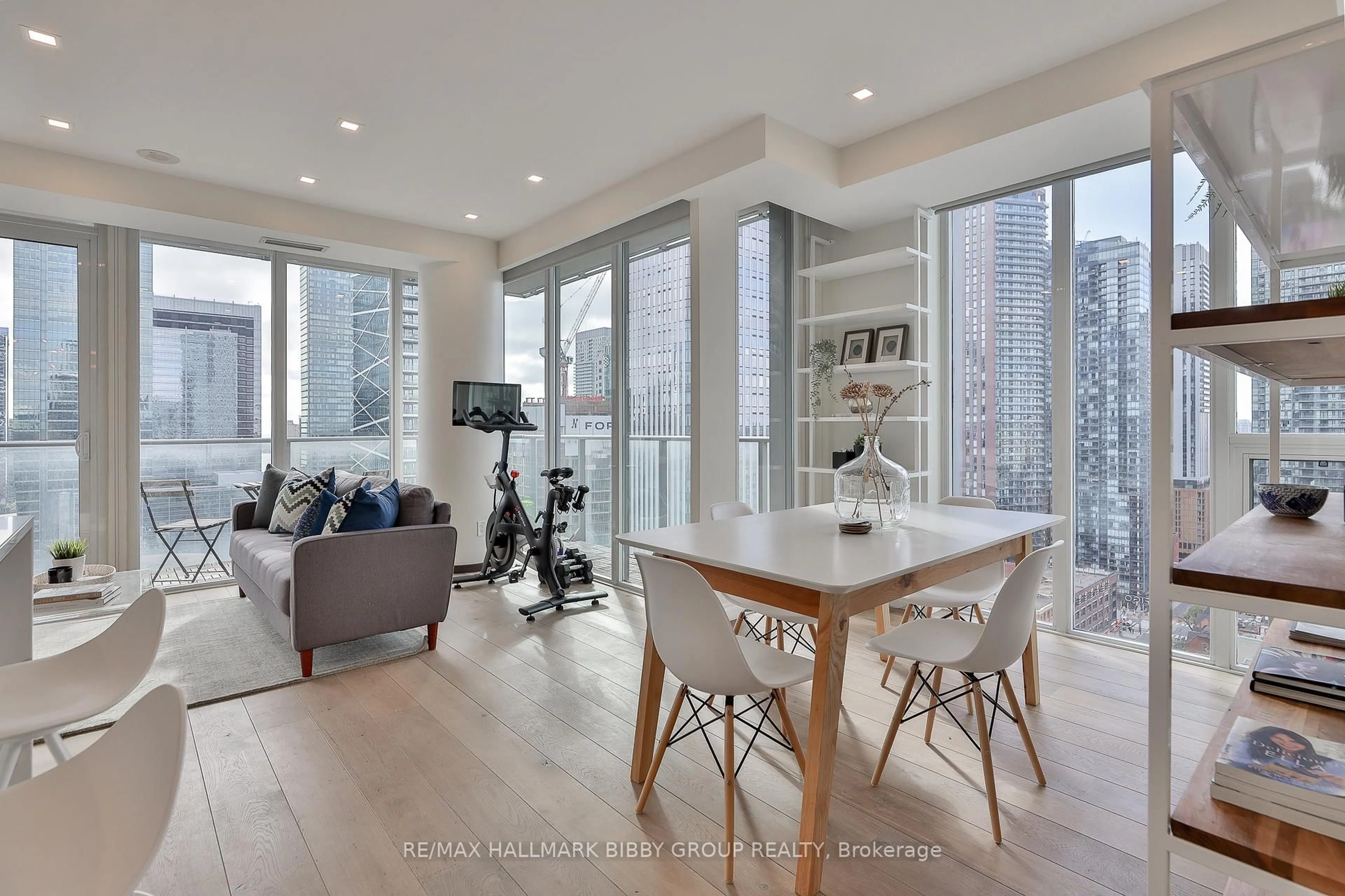 Unknown for 126 Simcoe St #2303, Toronto Ontario M5H 4E6