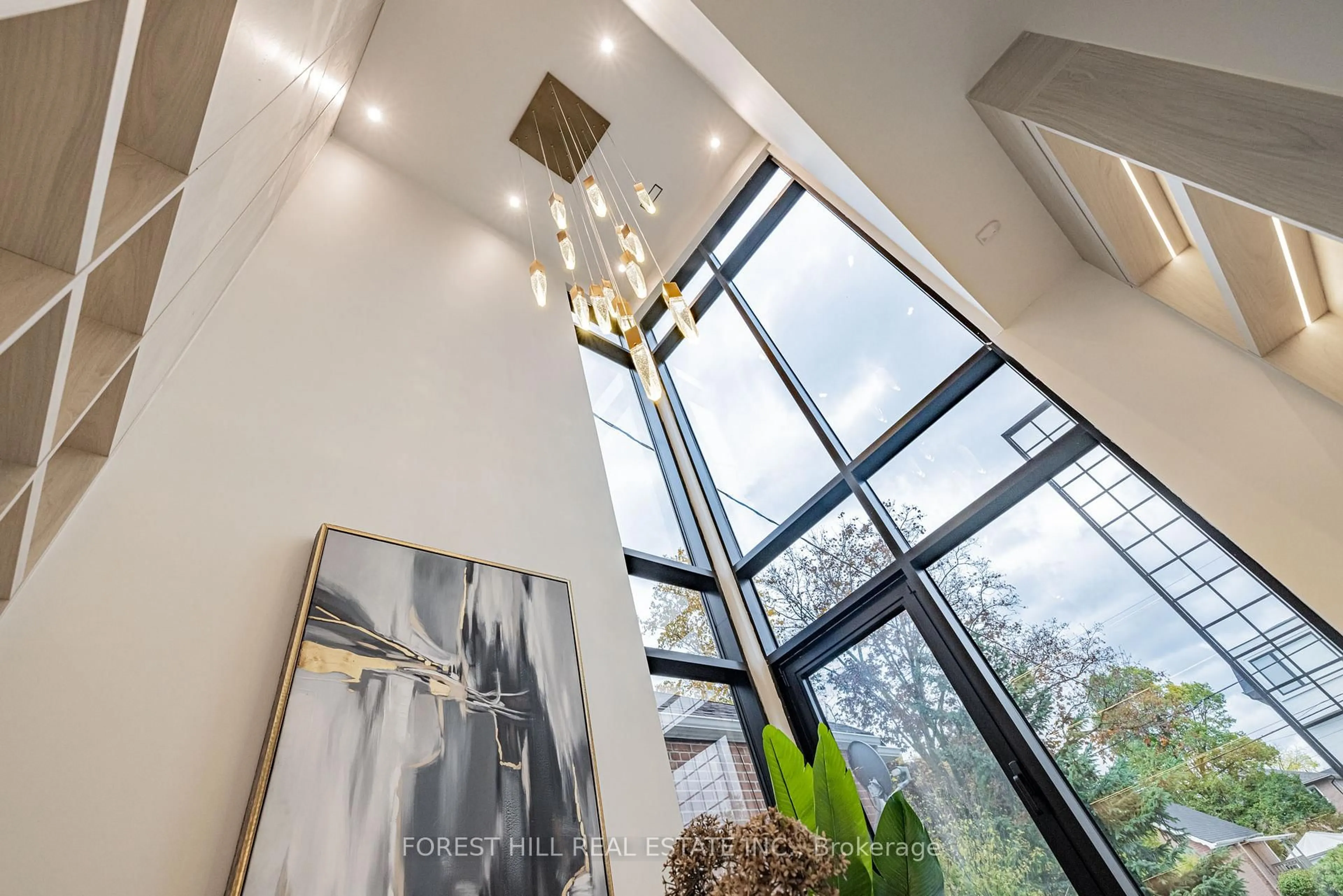 Indoor foyer for 184 Poyntz Ave, Toronto Ontario M2N 1J6