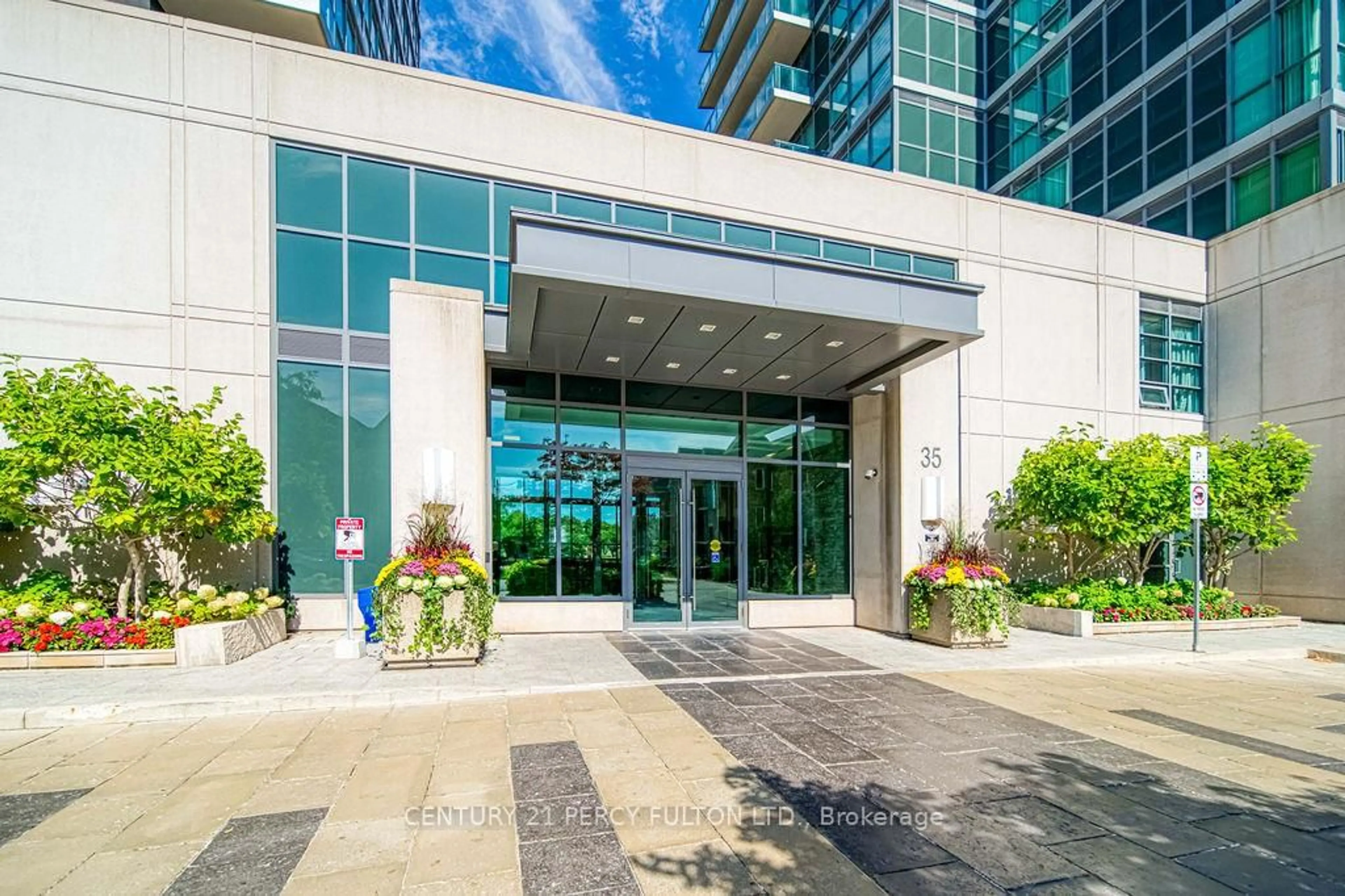 Indoor foyer for 35 Brian Peck Cres #504, Toronto Ontario M4G 0A5