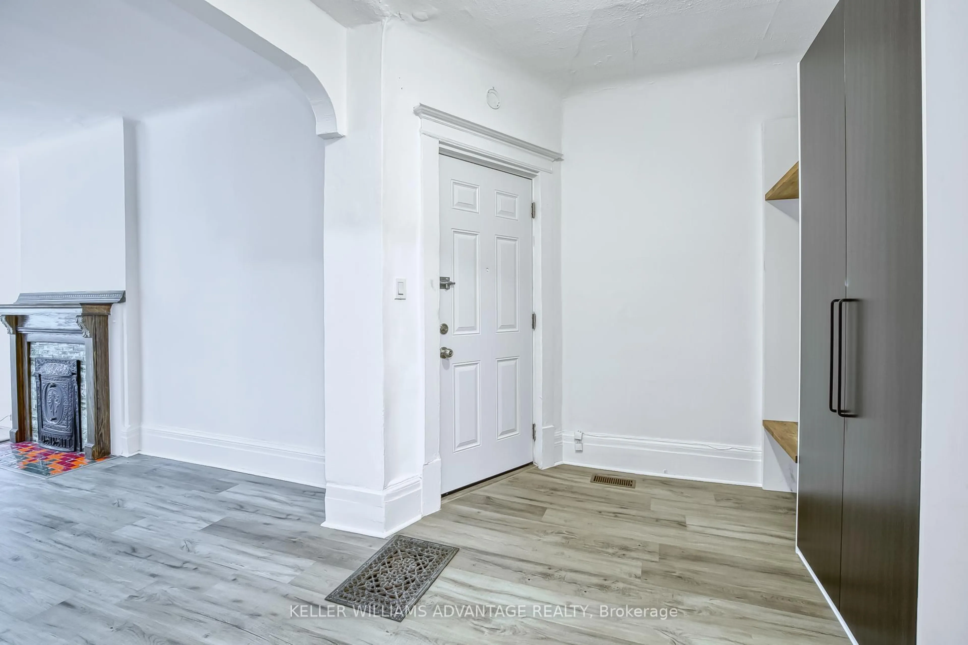 Indoor entryway for 254A Carlton St, Toronto Ontario M5A 2L3
