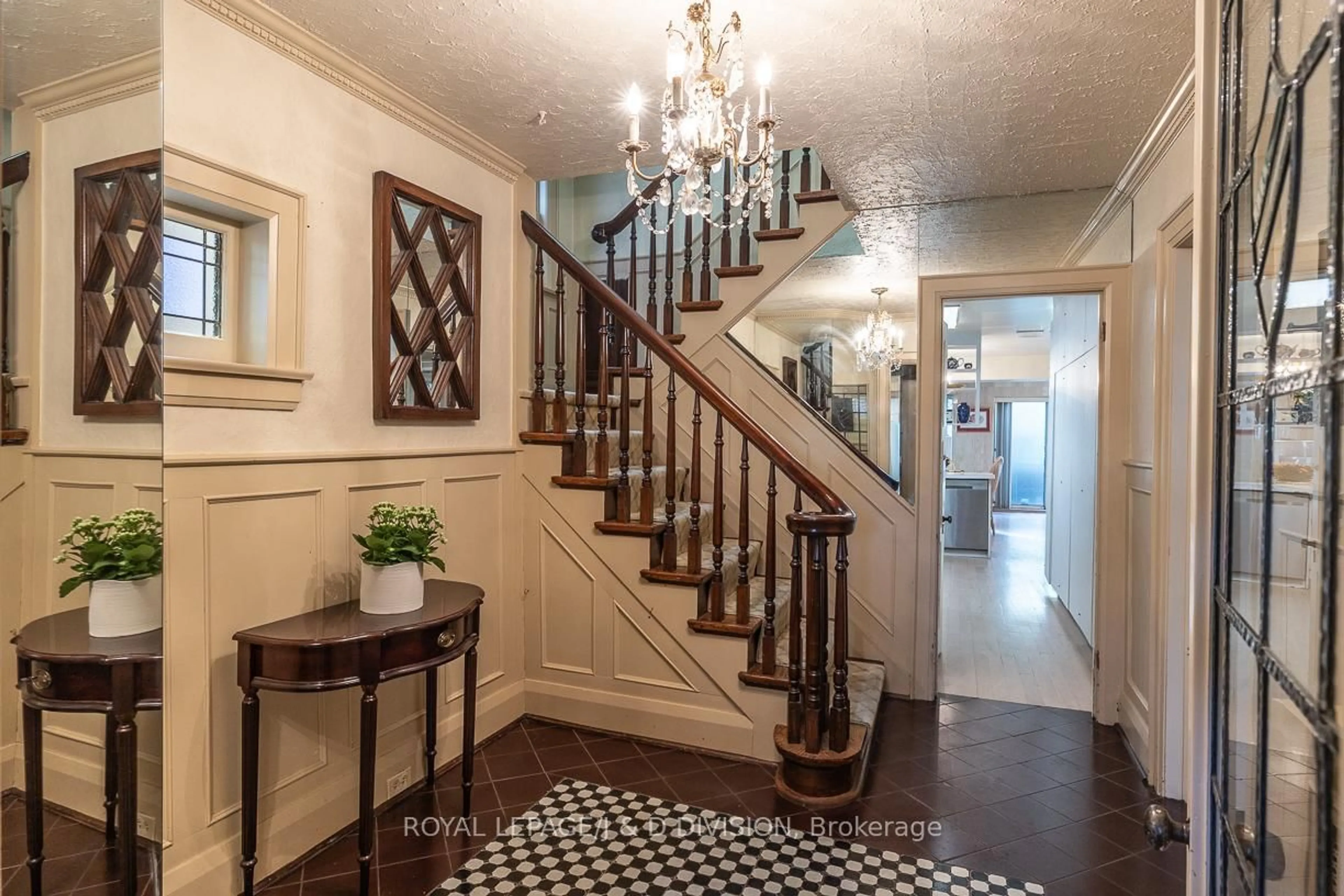 Indoor foyer for 210 Rosemary Rd, Toronto Ontario M5P 3E1