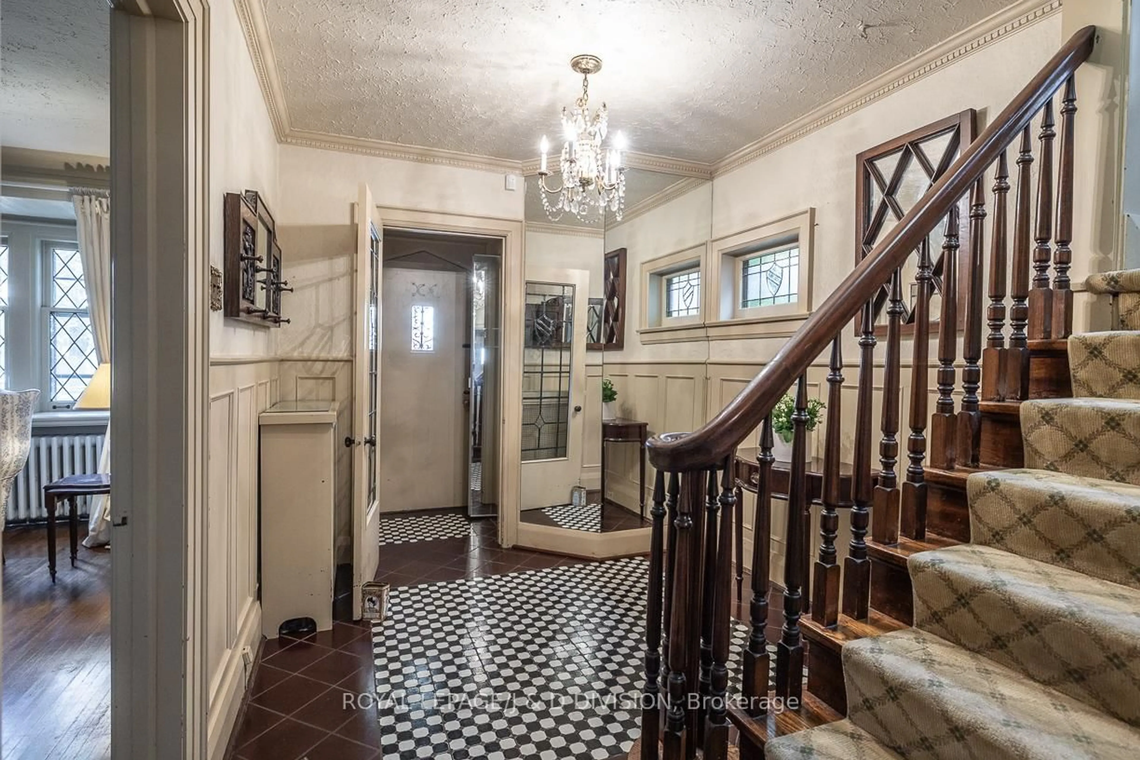 Indoor foyer for 210 Rosemary Rd, Toronto Ontario M5P 3E1