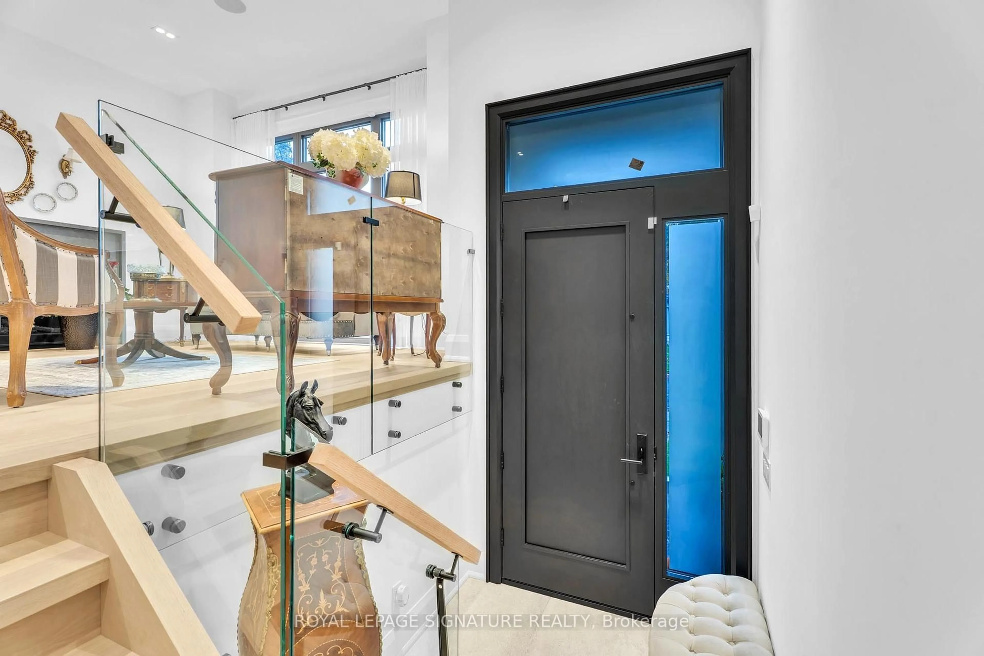 Indoor entryway for 171 Elmwood Ave, Toronto Ontario M2N 3M3