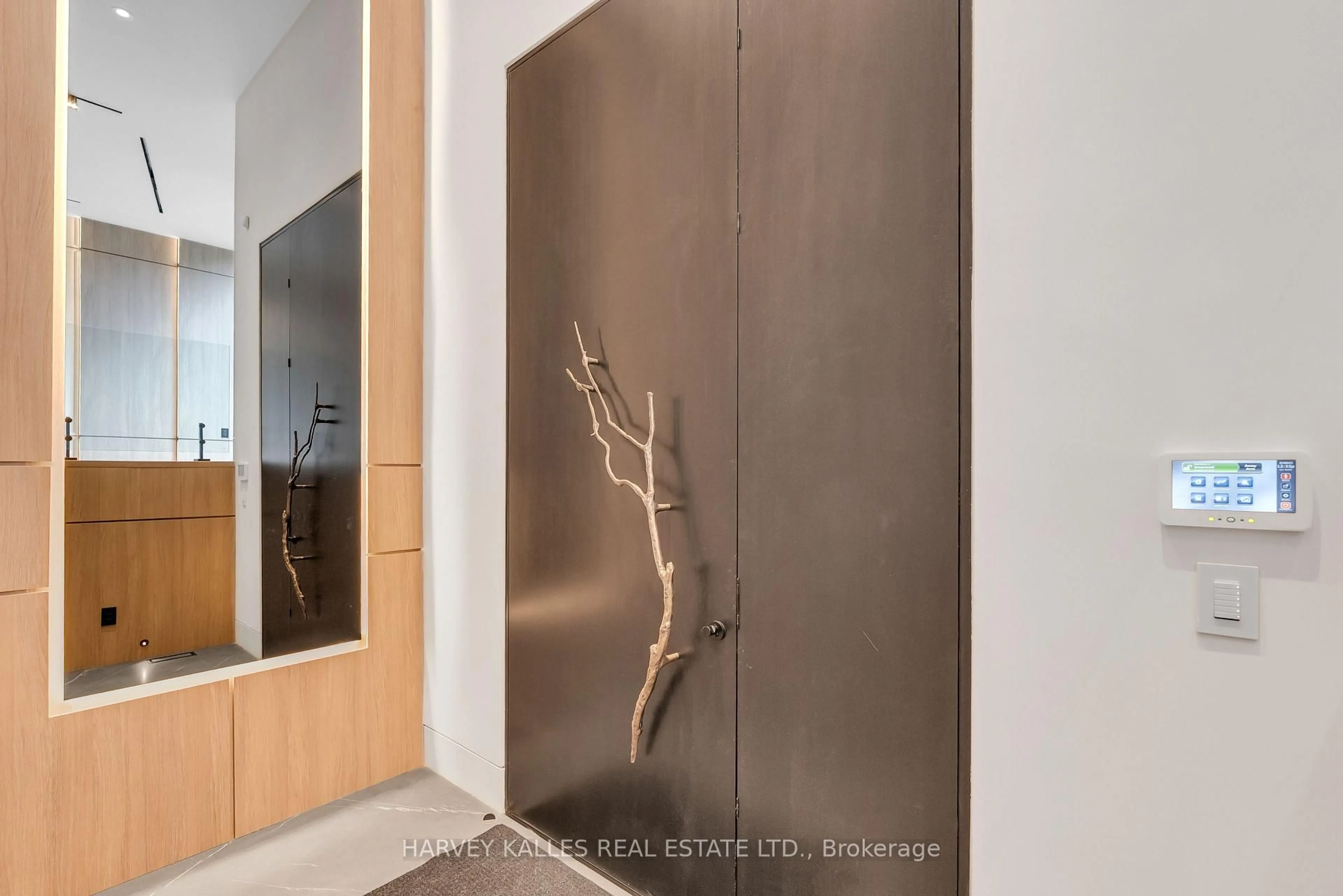 Indoor foyer for 19 Ridley Blvd, Toronto Ontario M5M 3L1