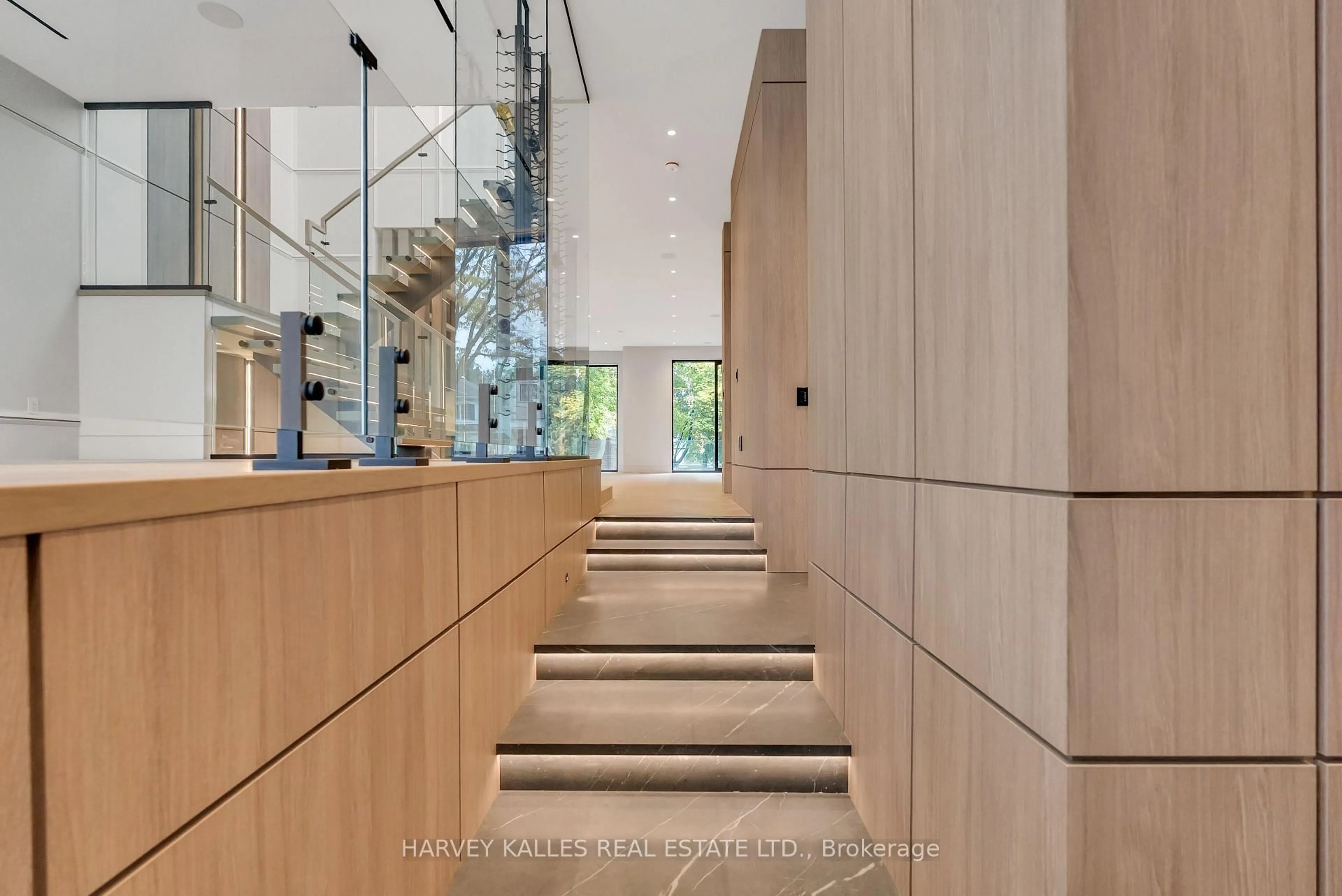 Indoor foyer for 19 Ridley Blvd, Toronto Ontario M5M 3L1