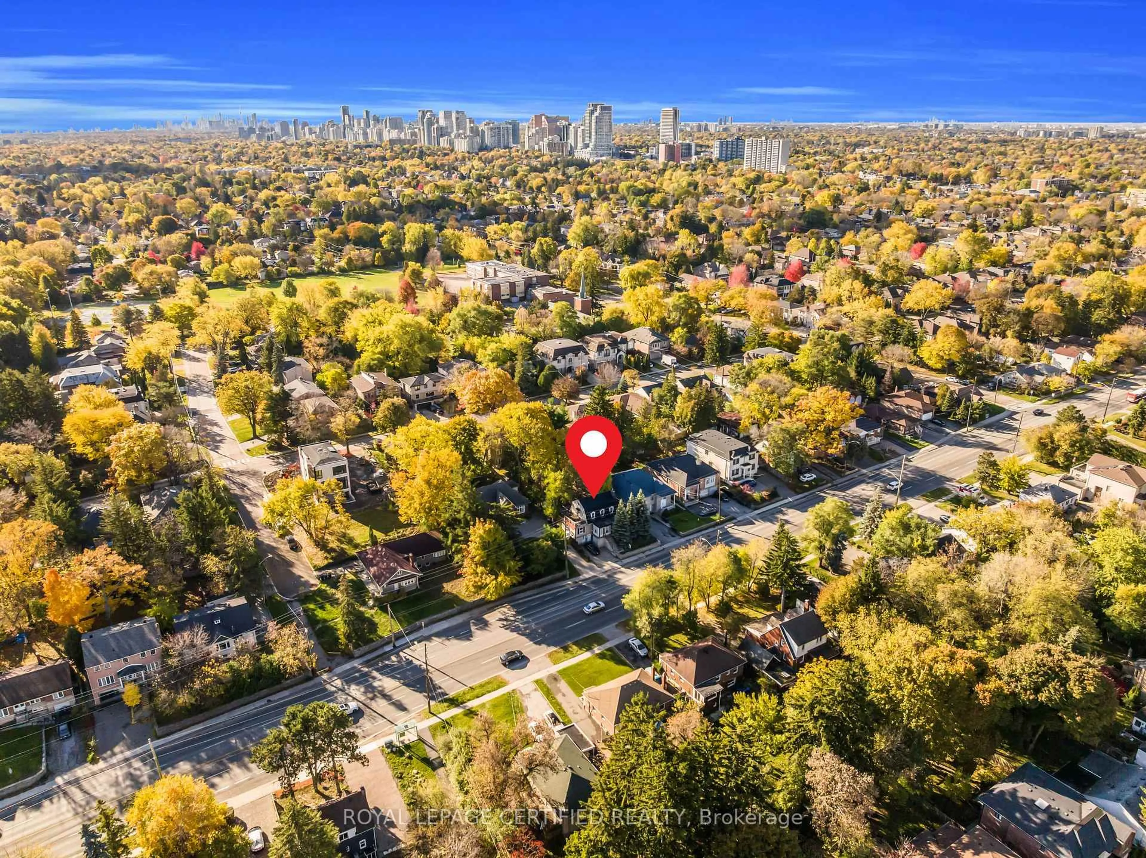 A pic from outside/outdoor area/front of a property/back of a property/a pic from drone, city buildings view from balcony for 125 Steeles Ave, Toronto Ontario M2M 3Y5