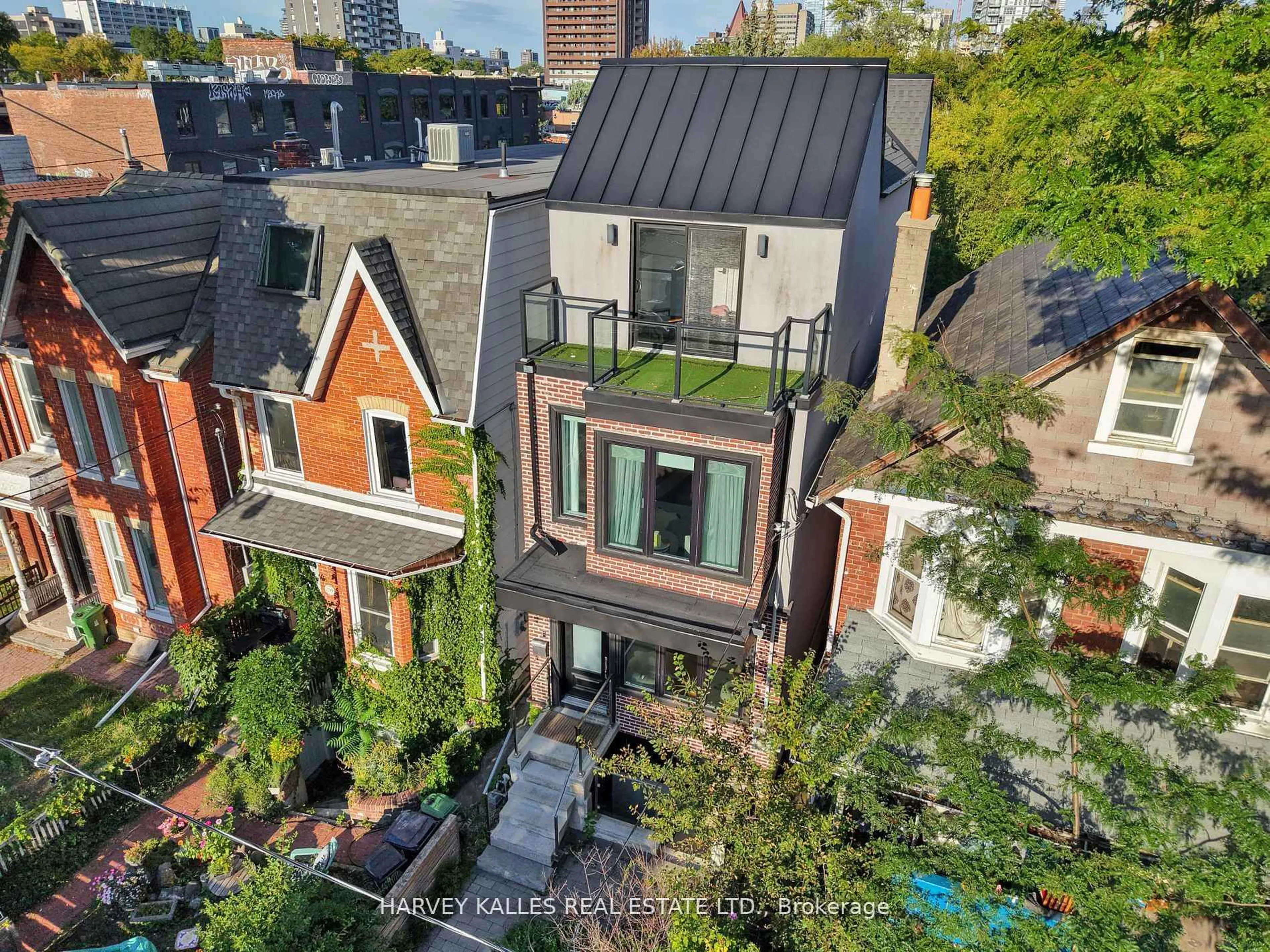 A pic from outside/outdoor area/front of a property/back of a property/a pic from drone, city buildings view from balcony for 257 Borden St, Toronto Ontario M5S 2N5