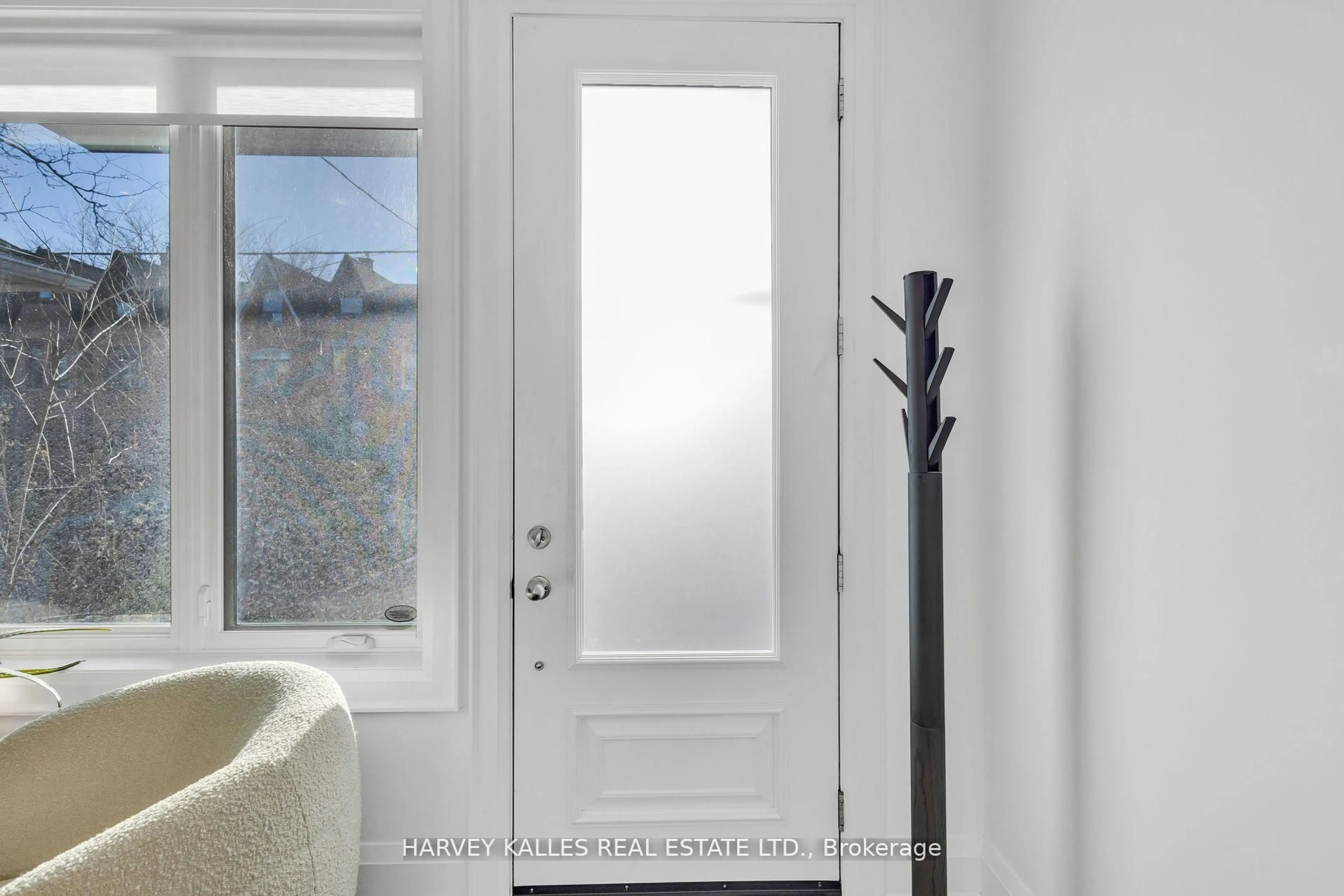 Indoor entryway for 257 Borden St, Toronto Ontario M5S 2N5