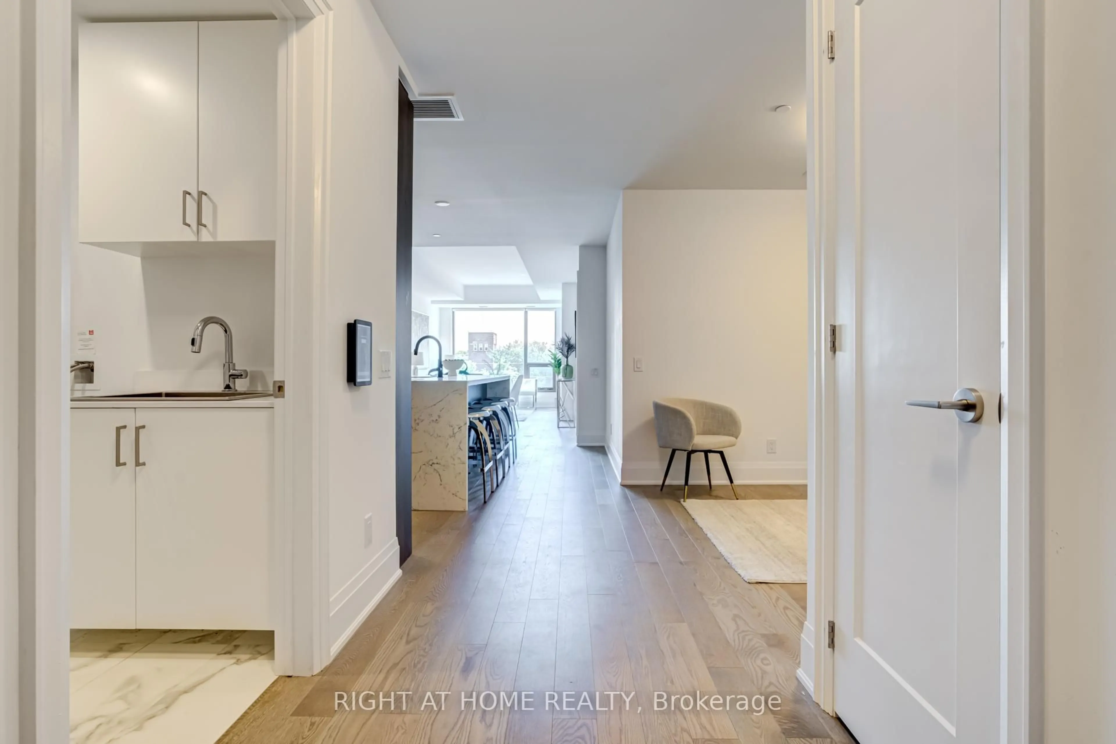 Indoor entryway for 280 HOWLAND Ave #410, Toronto Ontario M5R 0C3