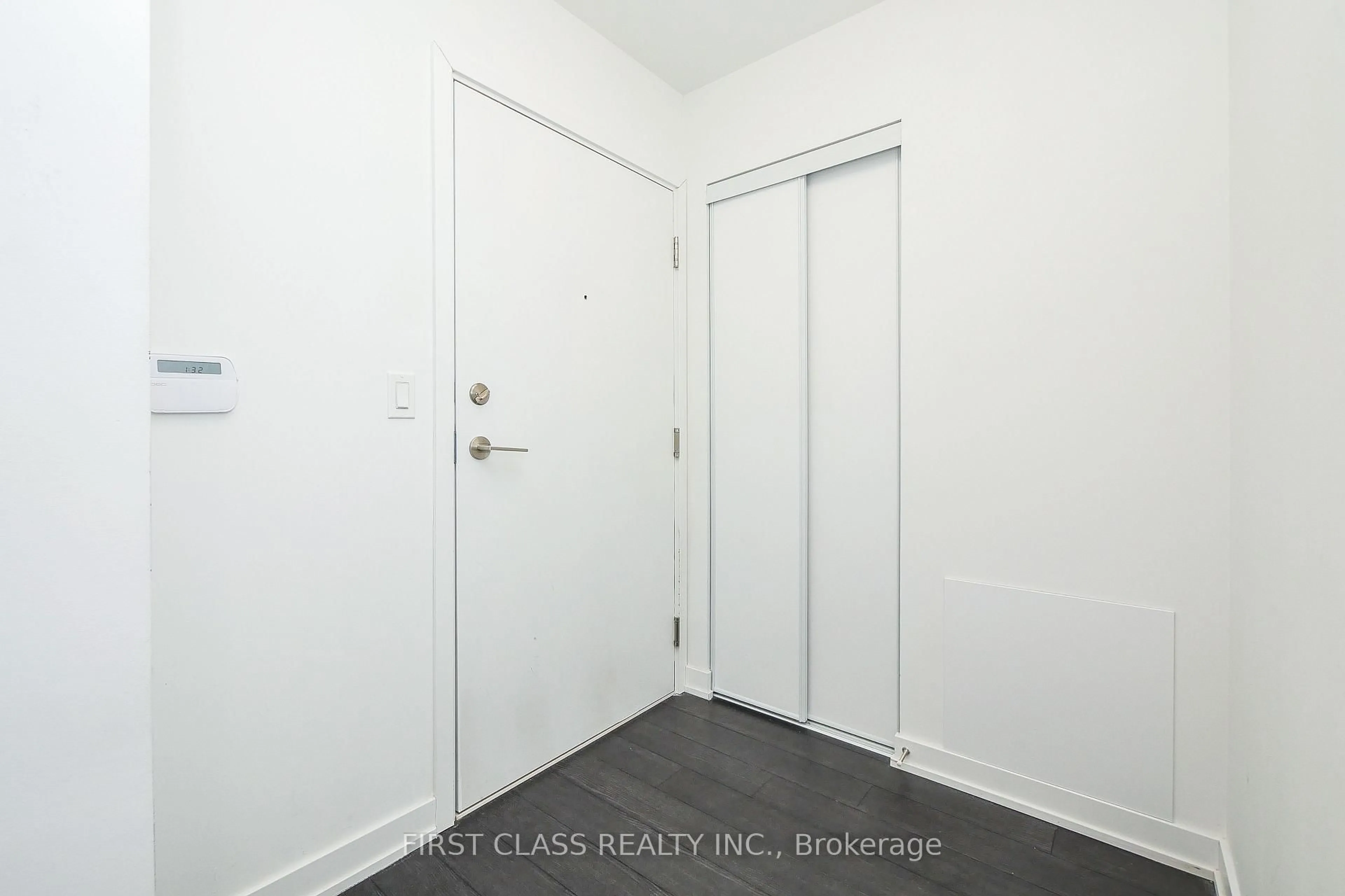 Indoor entryway for 181 Huron St #1605, Toronto Ontario M5T 0C1