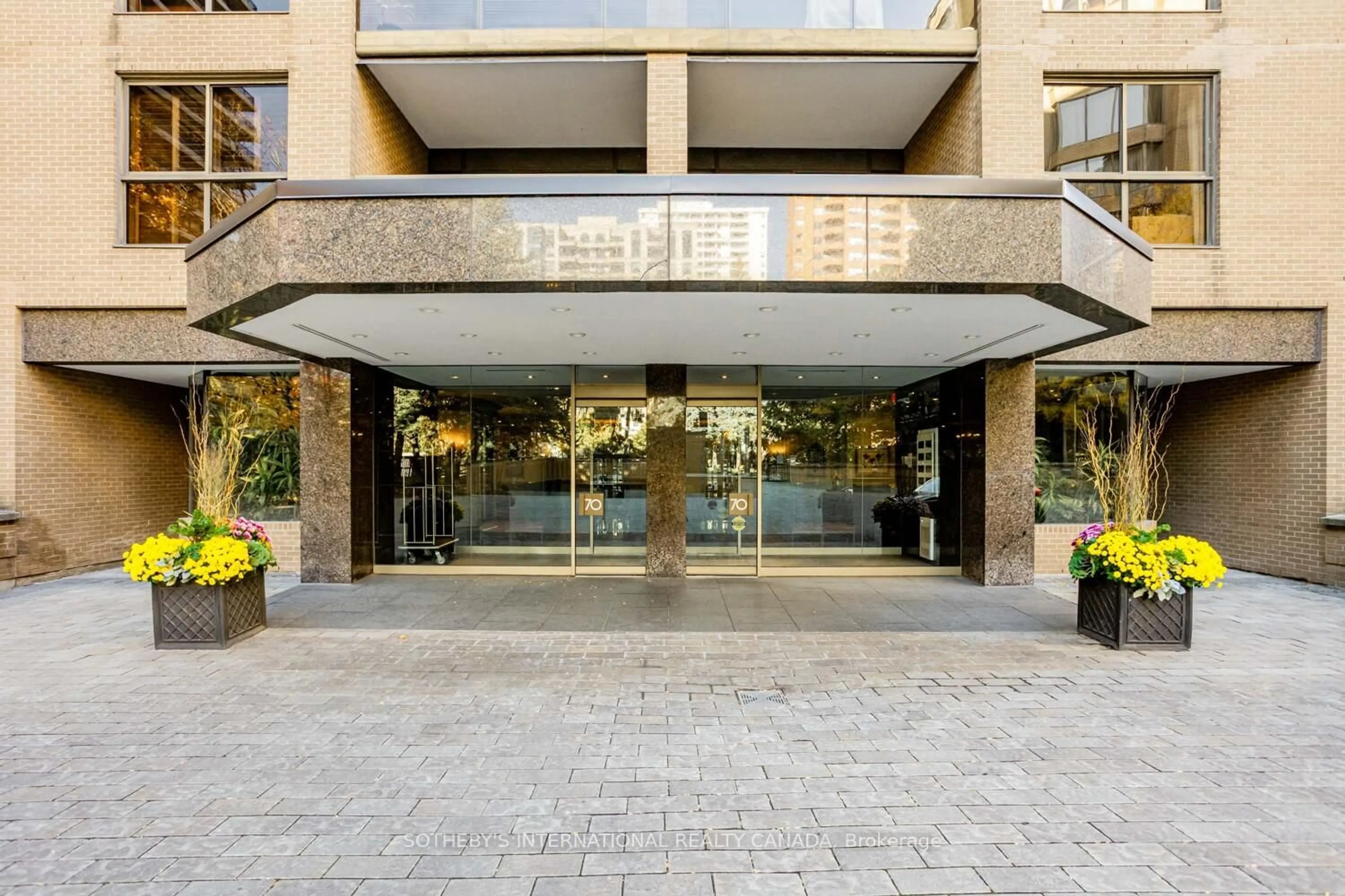 Indoor foyer for 70 Rosehill Ave #604, Toronto Ontario M4T 2W7