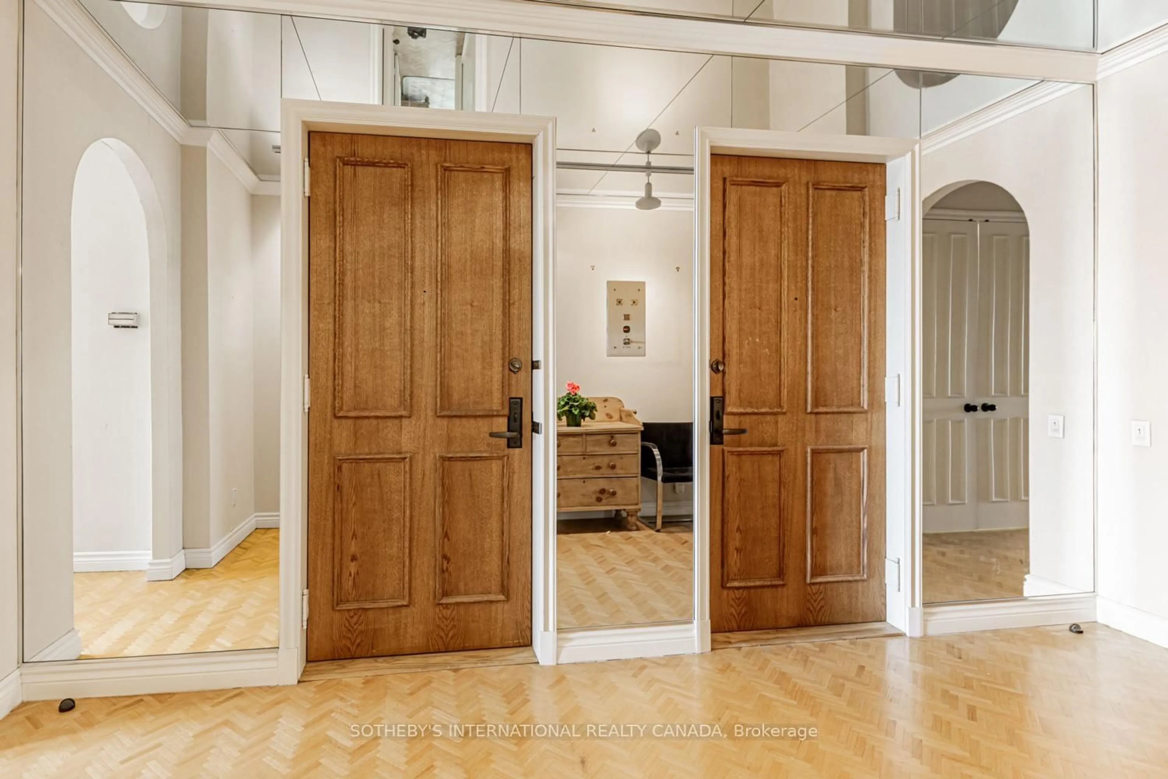 Indoor entryway for 70 Rosehill Ave #604, Toronto Ontario M4T 2W7