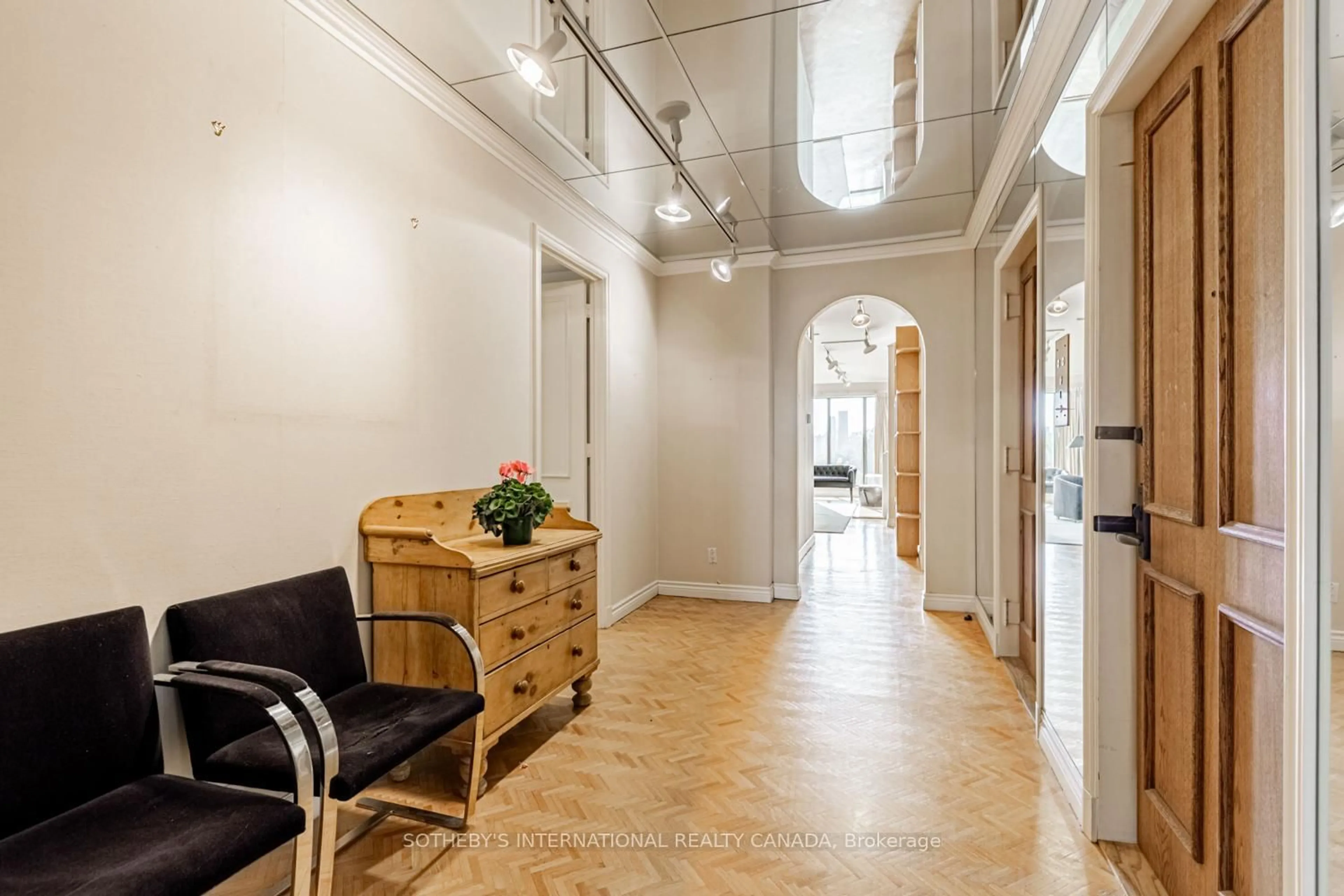 Indoor foyer for 70 Rosehill Ave #604, Toronto Ontario M4T 2W7