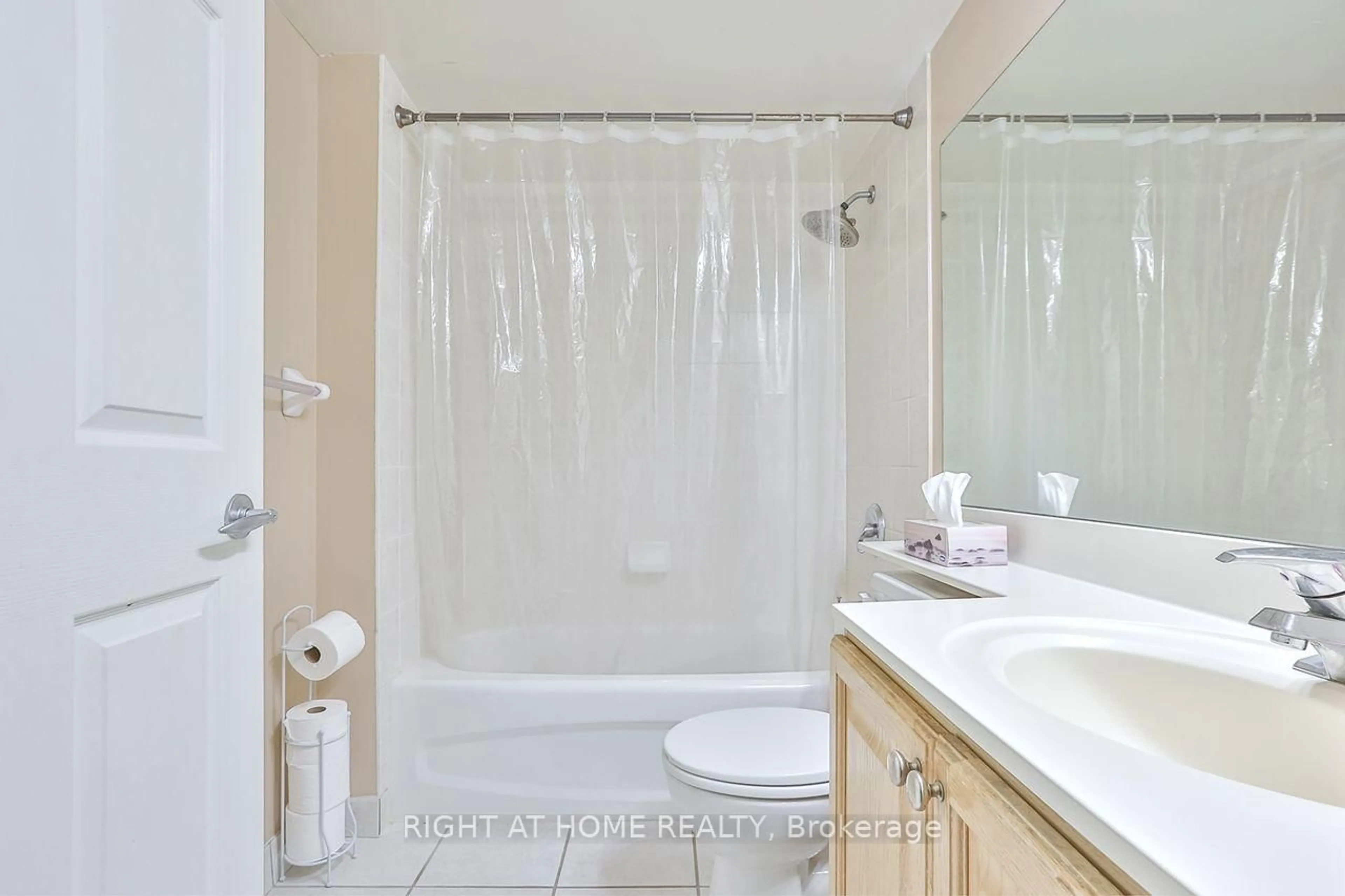 Standard bathroom, ceramic/tile floor for 230 Queens Quay #918, Toronto Ontario M5J 2Y7