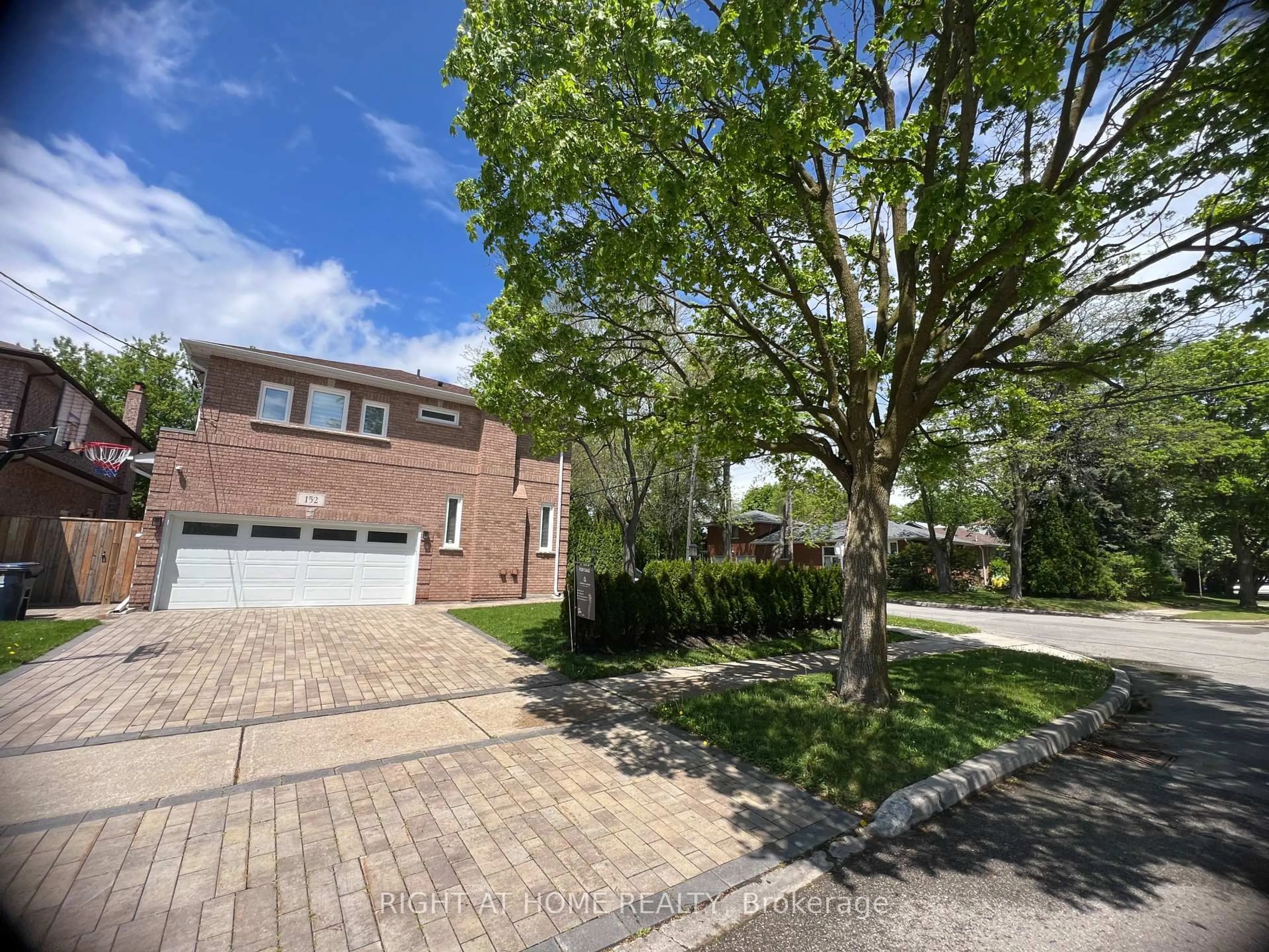A pic from outside/outdoor area/front of a property/back of a property/a pic from drone, street for 152 Holmes Ave, Toronto Ontario M2N 4M6