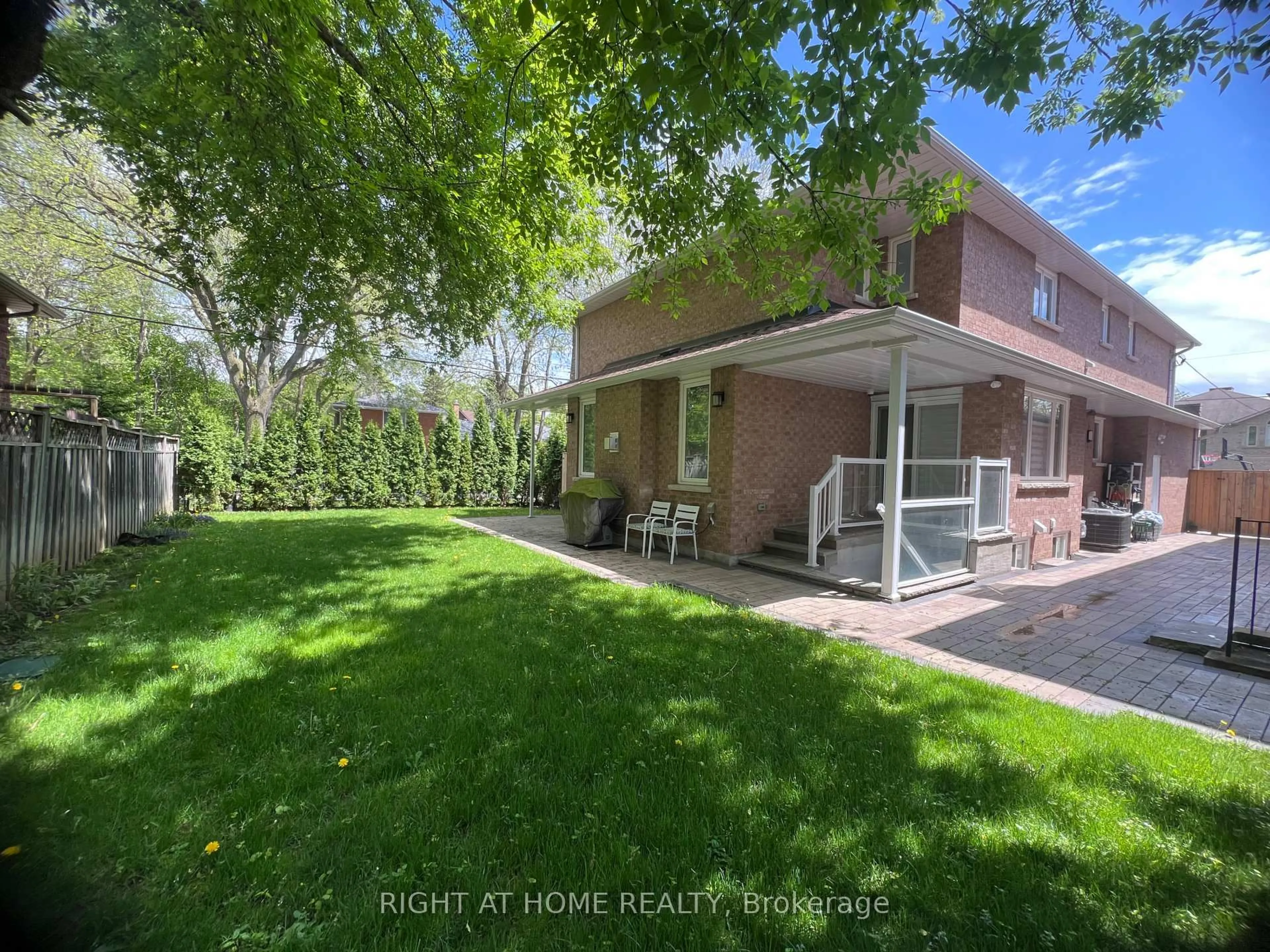 A pic from outside/outdoor area/front of a property/back of a property/a pic from drone, street for 152 Holmes Ave, Toronto Ontario M2N 4M6
