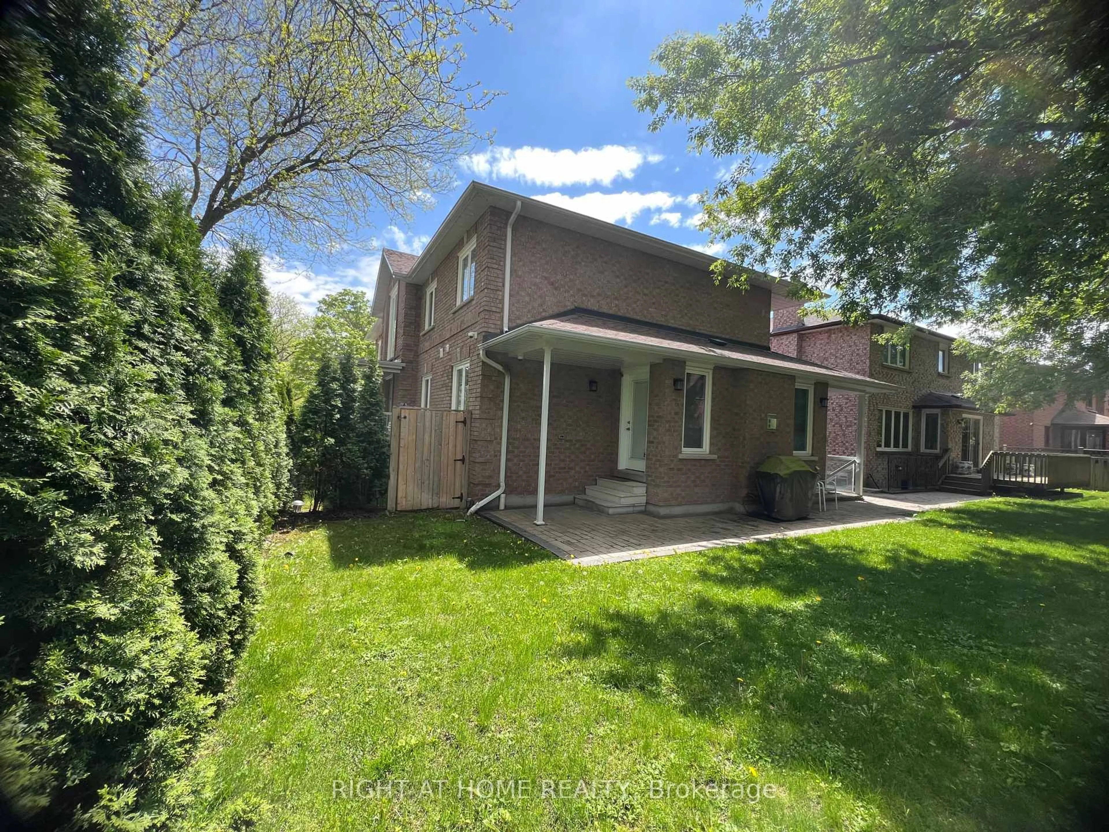 A pic from outside/outdoor area/front of a property/back of a property/a pic from drone, street for 152 Holmes Ave, Toronto Ontario M2N 4M6