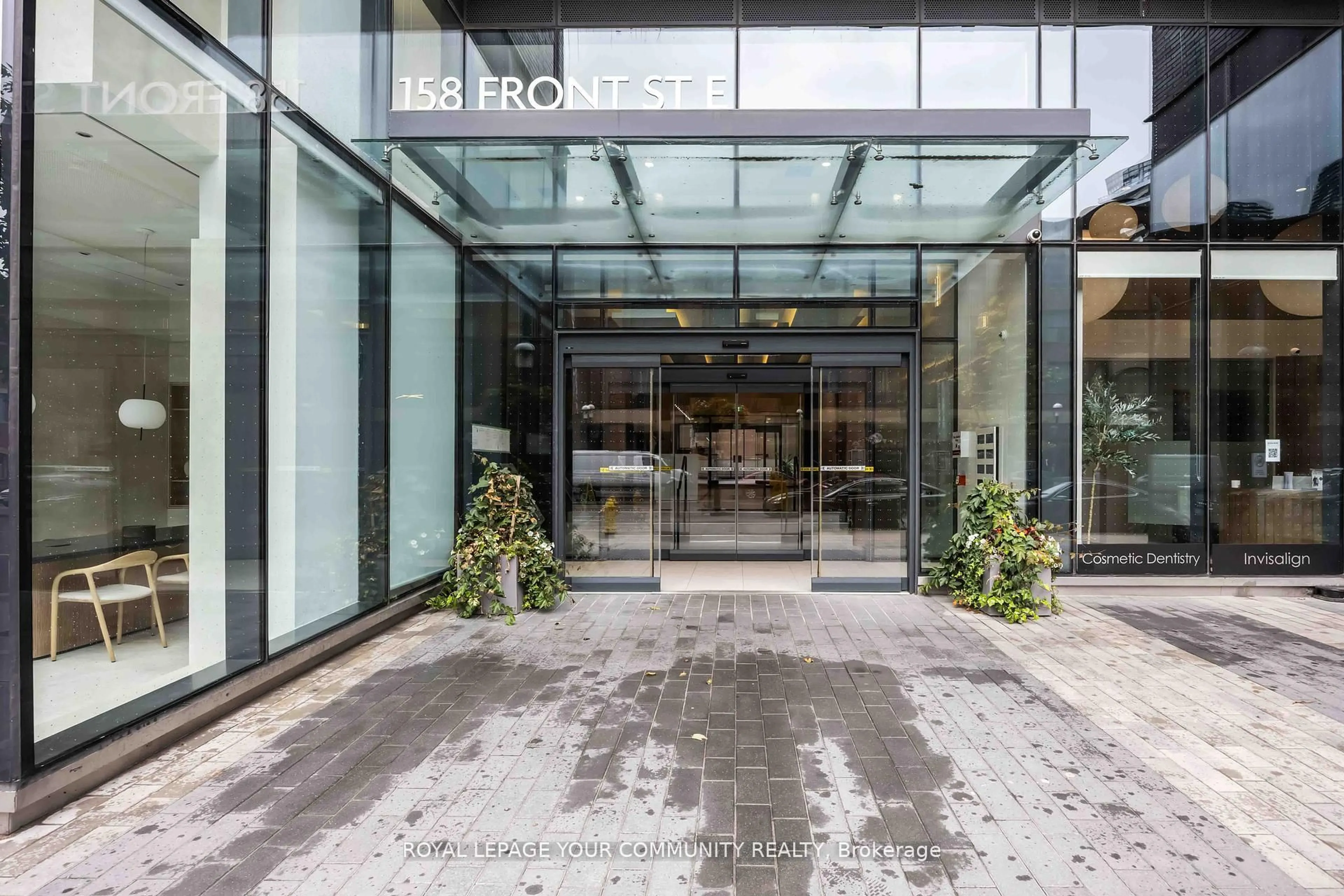 Indoor foyer for 158 Front St #320, Toronto Ontario M5A 0K9