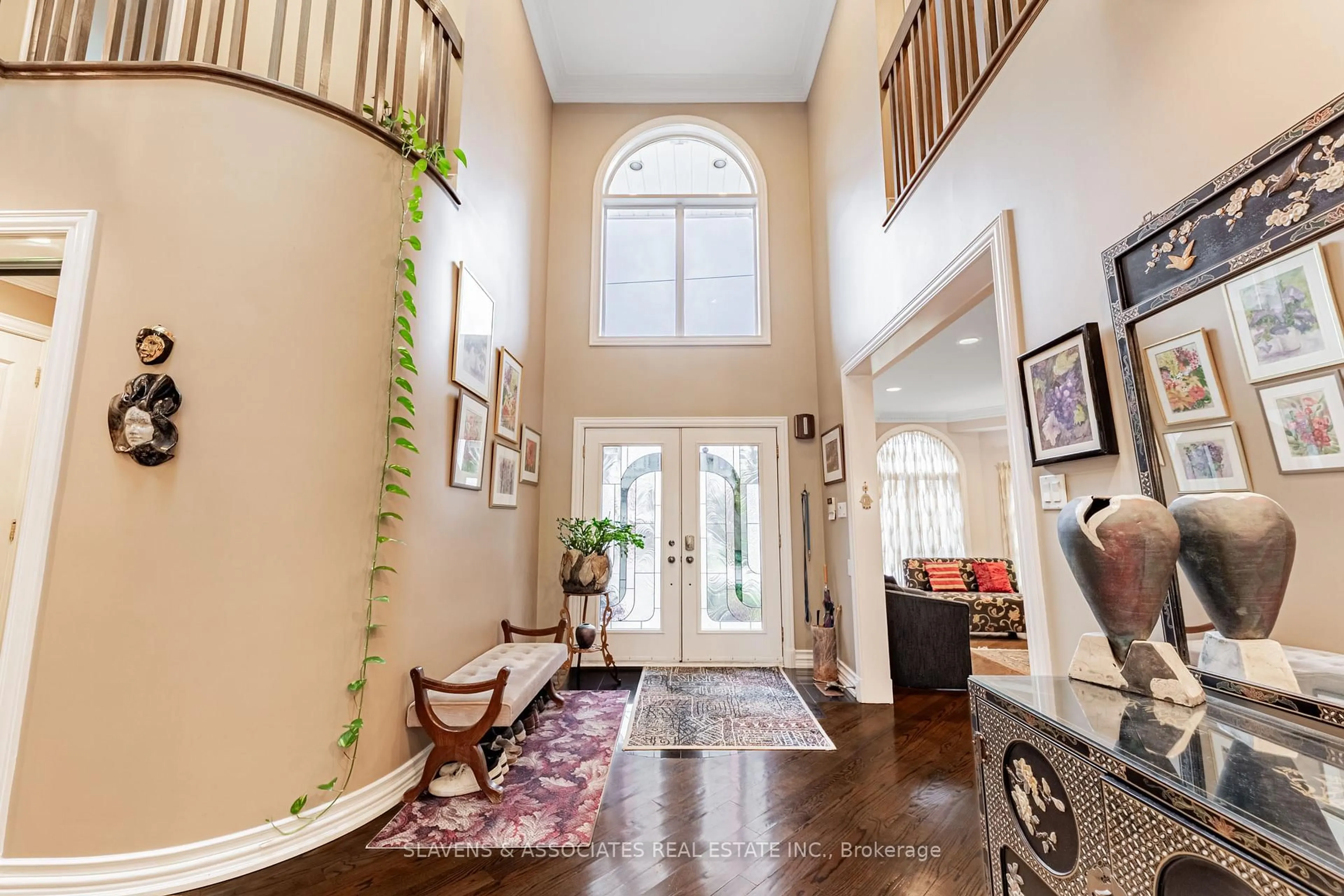 Indoor foyer for 221 Pleasant Ave, Toronto Ontario M2M 1M6