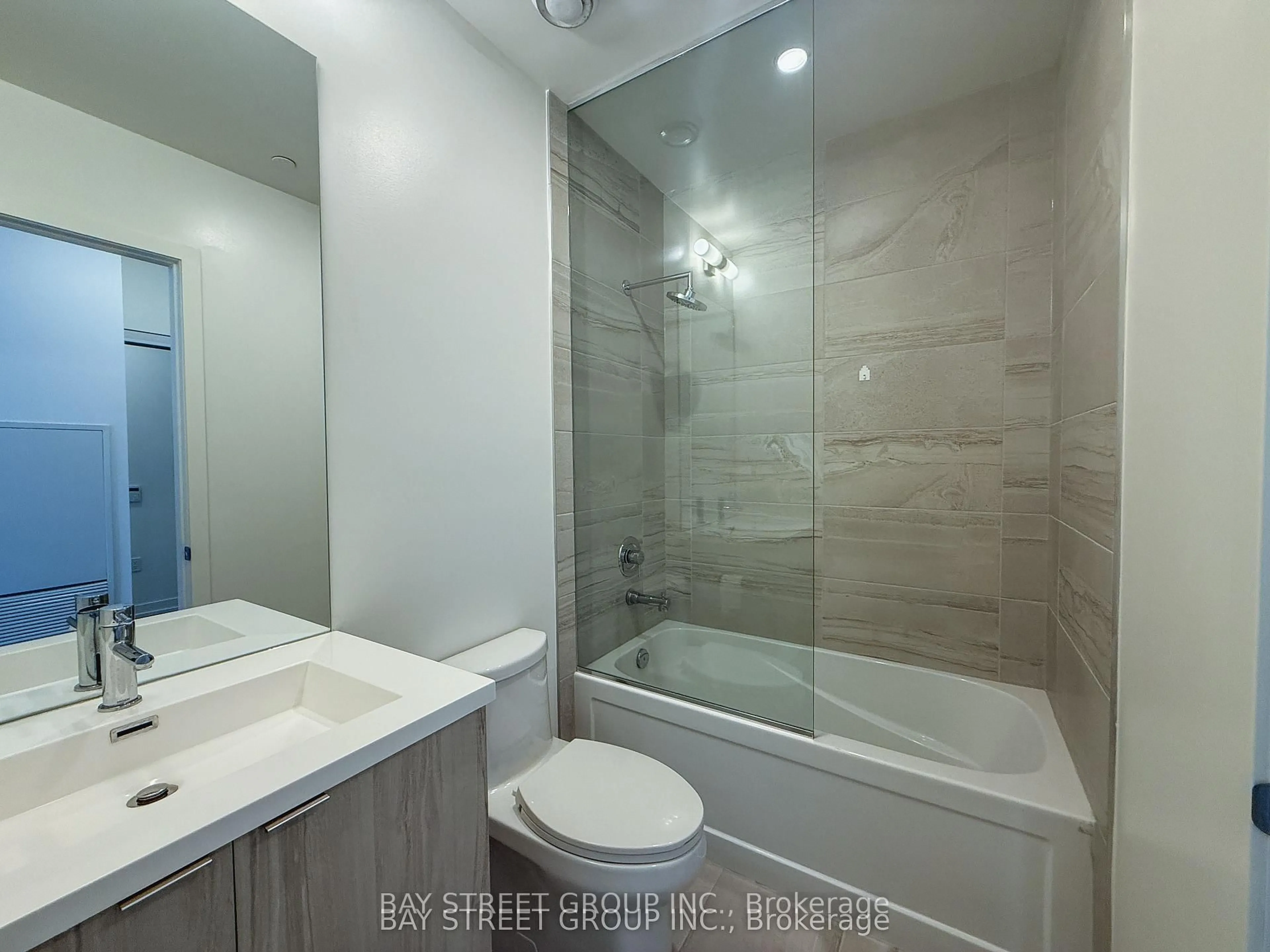 Standard bathroom, ceramic/tile floor for 138 Downes St #4909, Toronto Ontario M5E 0E4