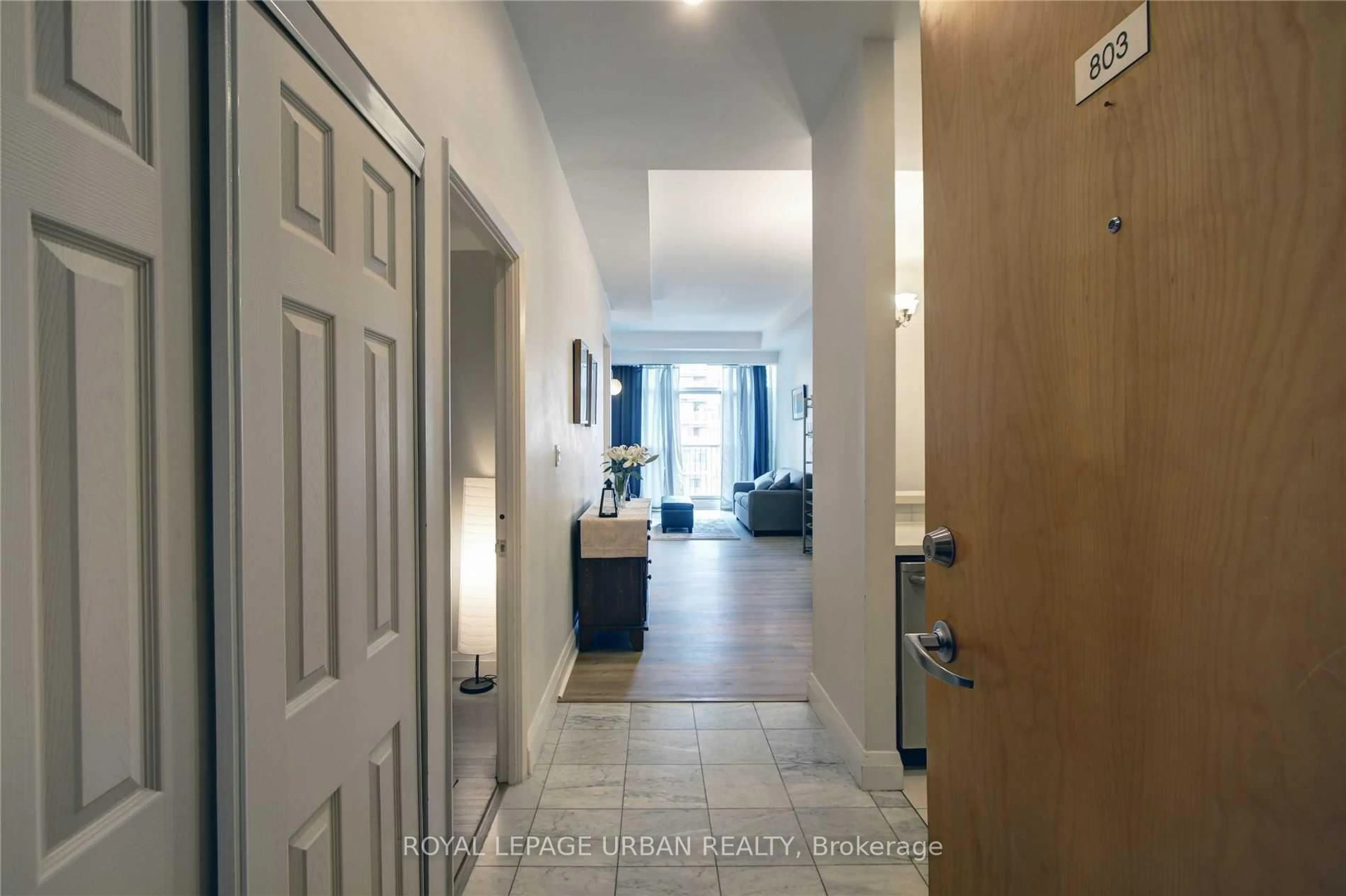 Indoor entryway for 8 Wellesley St #803, Toronto Ontario M4Y 3B2