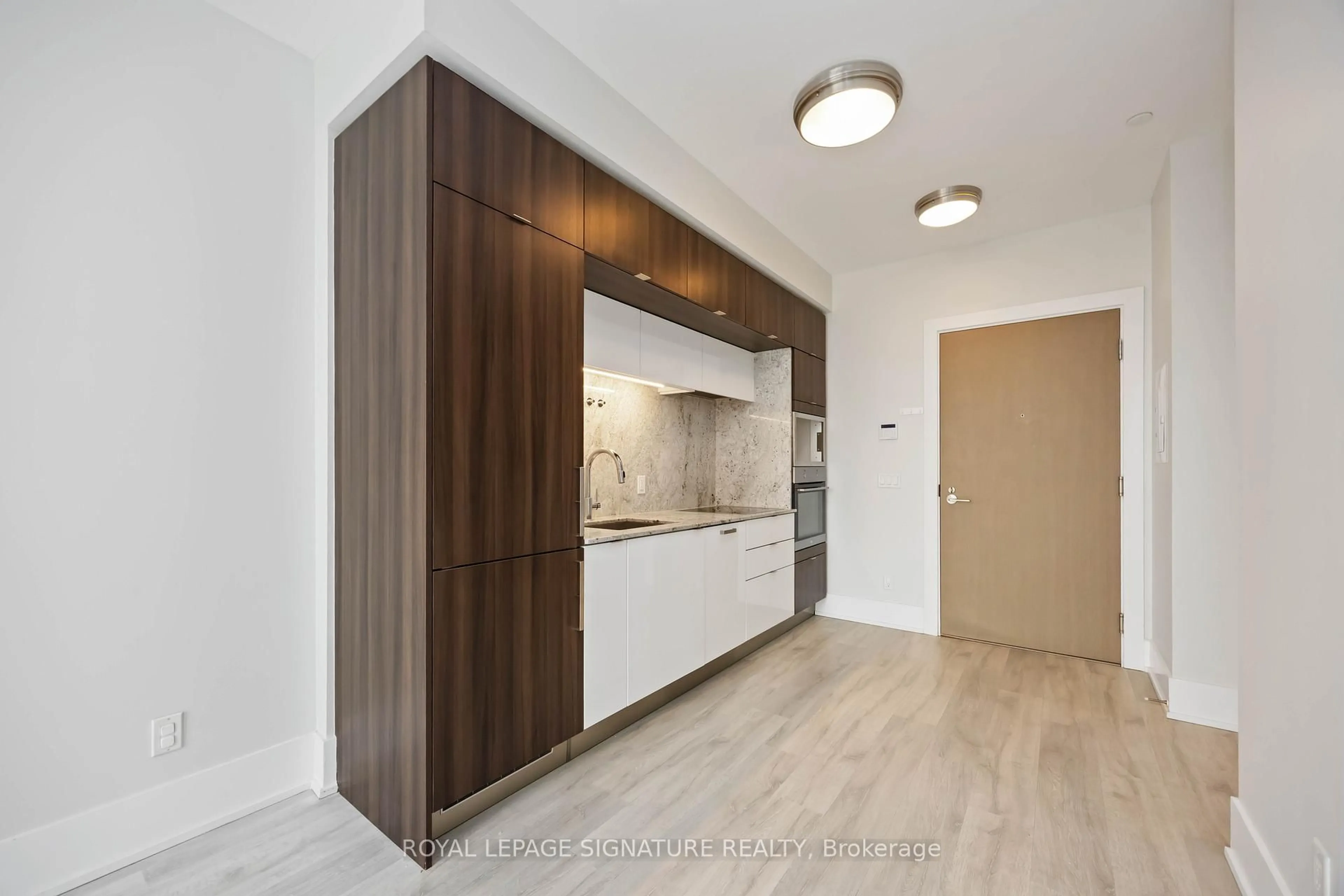 Standard kitchen, wood/laminate floor for 1 Edgewater Dr #G PH 29, Toronto Ontario M5A 0L1