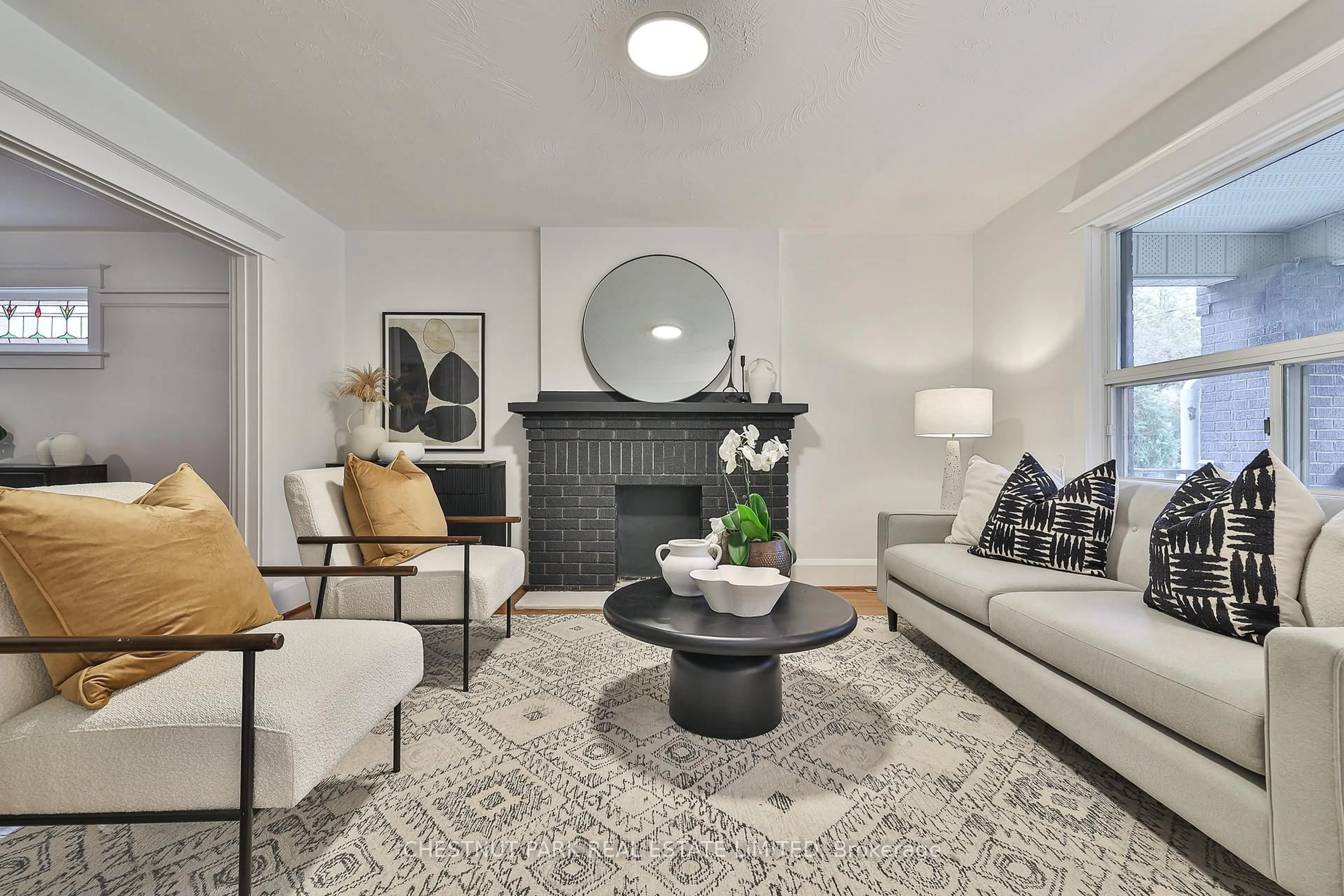 Living room with furniture, unknown for 266 Belsize Dr, Toronto Ontario M4S 1M6