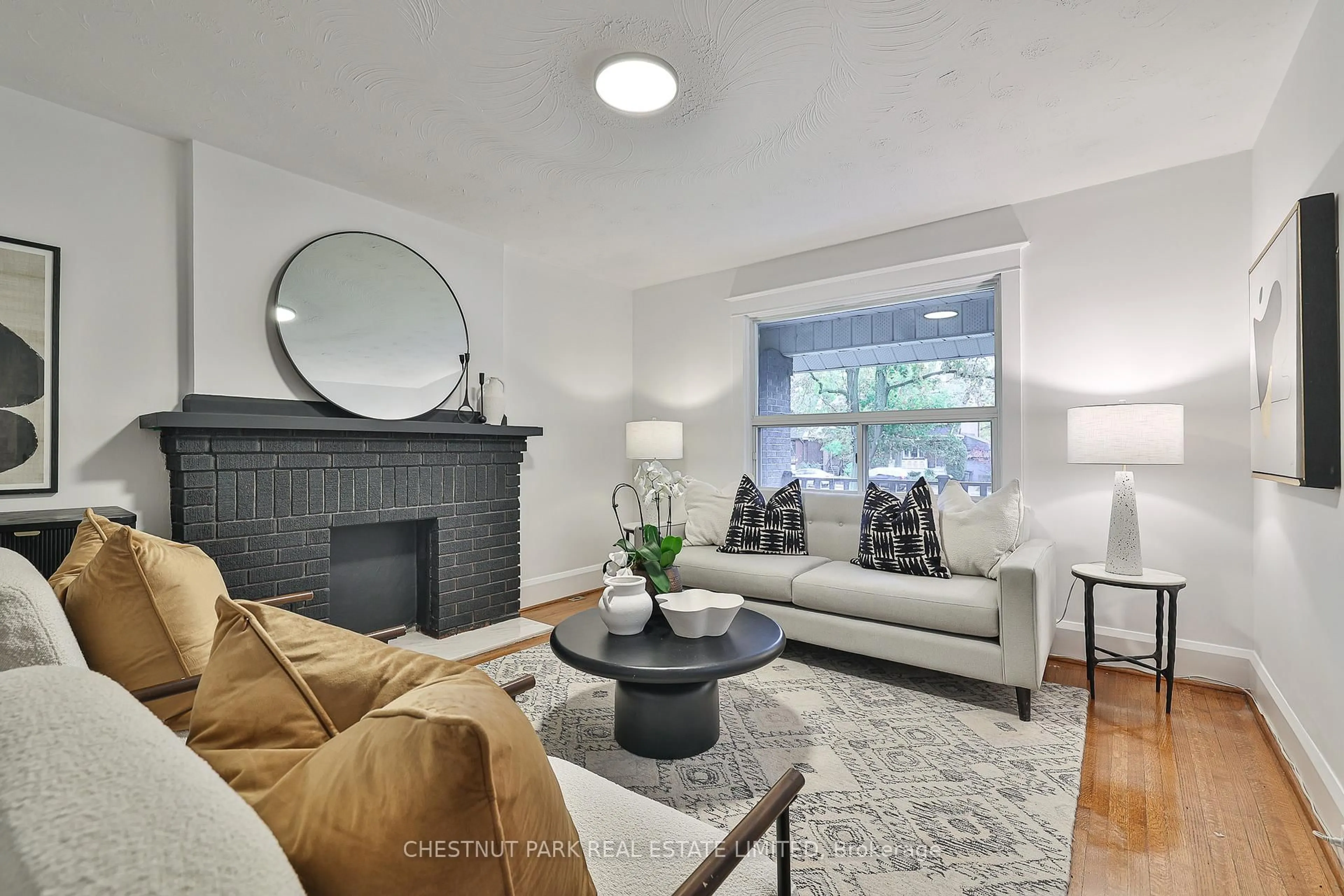 Living room with furniture, unknown for 266 Belsize Dr, Toronto Ontario M4S 1M6