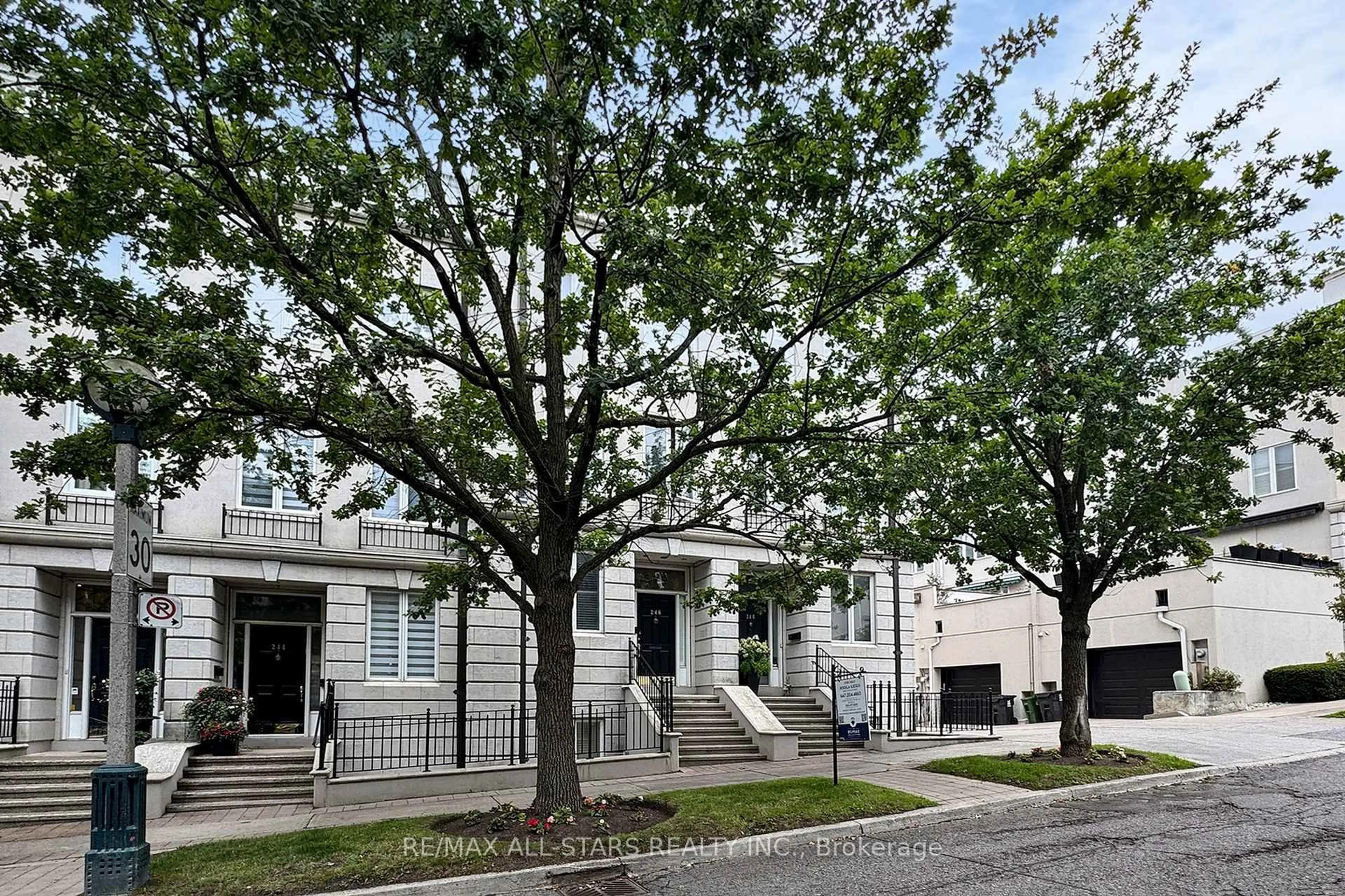 Unknown for 246 Walmer Rd, Toronto Ontario M5R 3R7