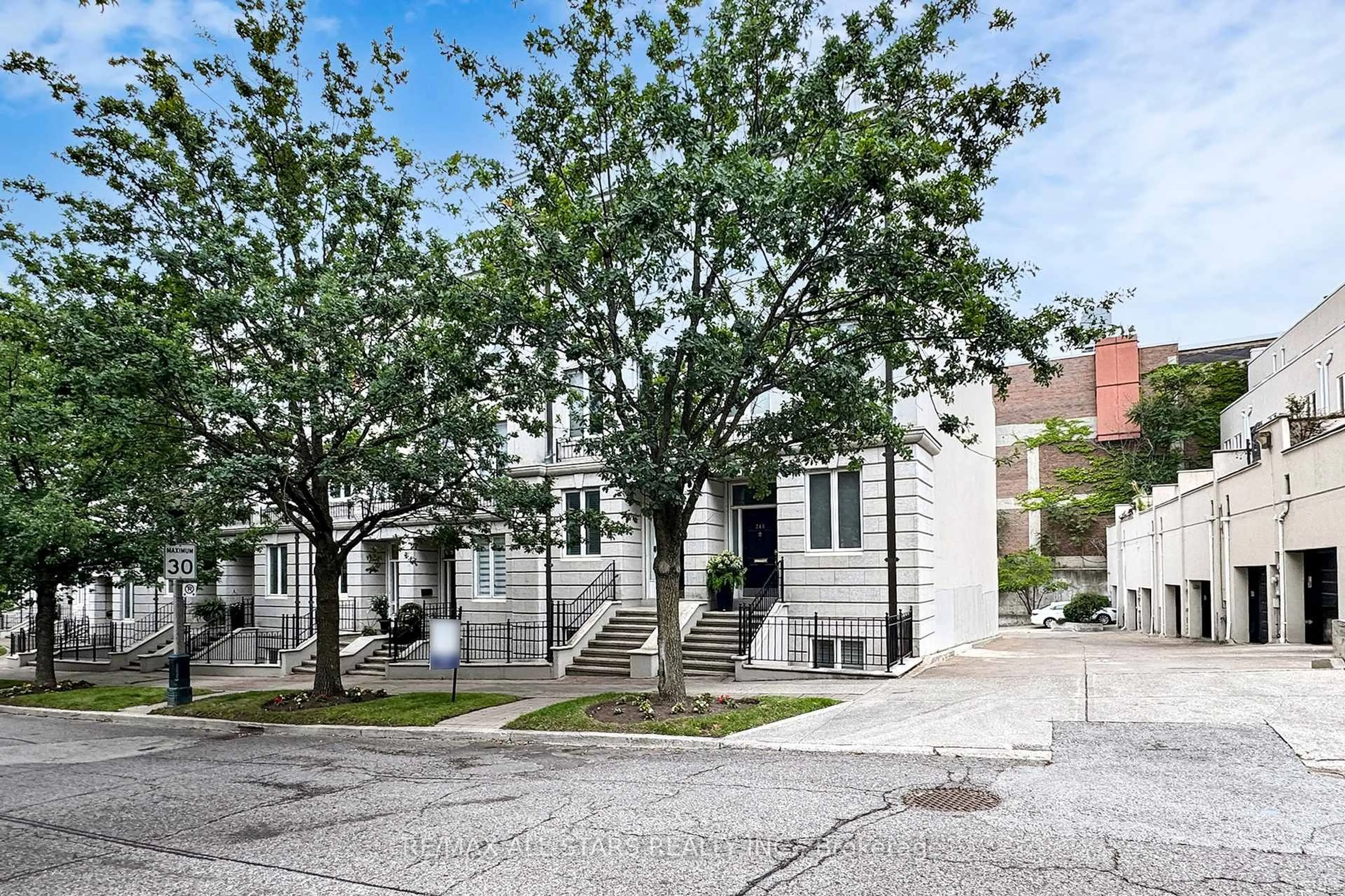 Unknown for 246 Walmer Rd, Toronto Ontario M5R 3R7