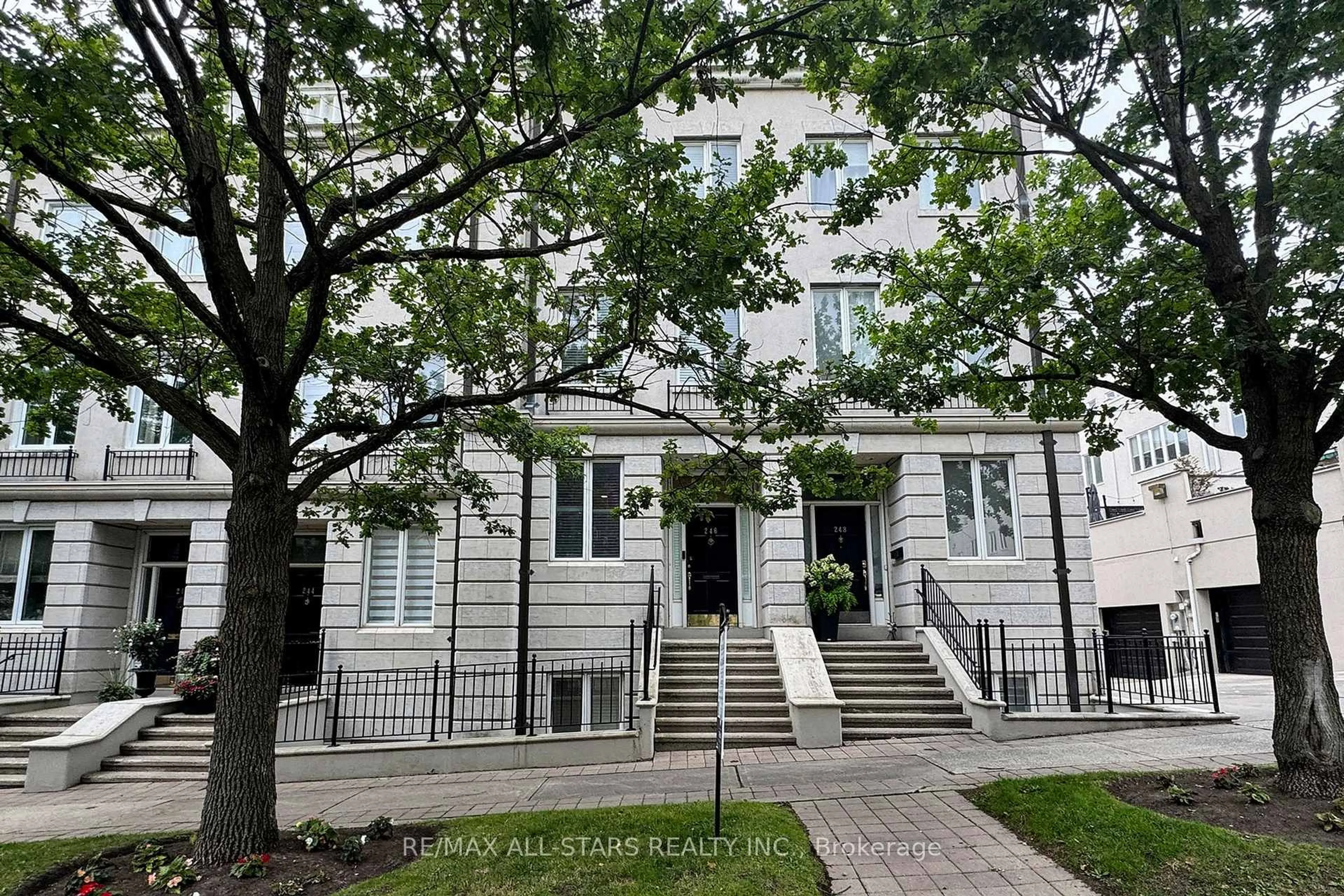 Unknown for 246 Walmer Rd, Toronto Ontario M5R 3R7