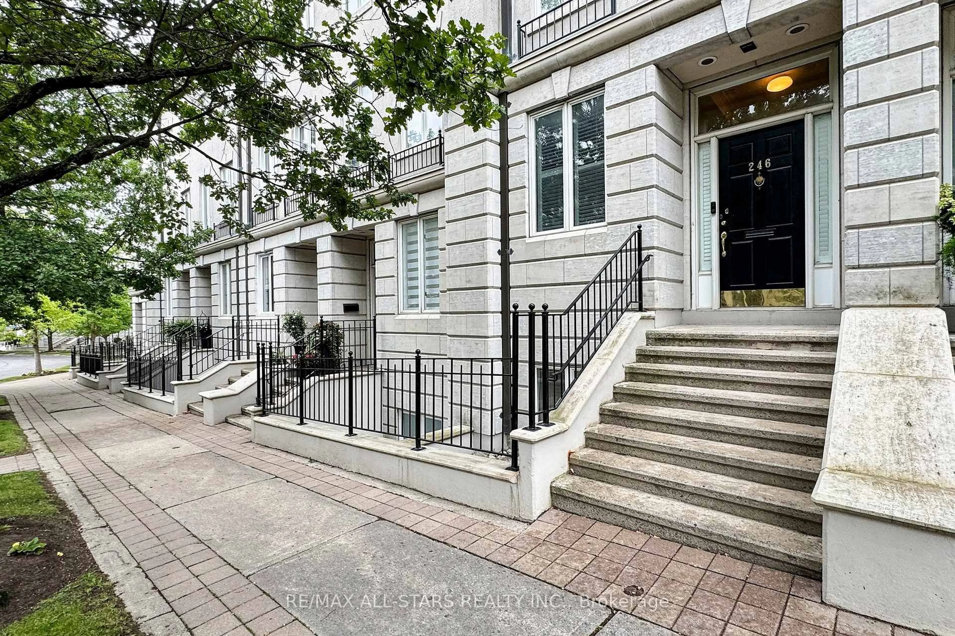 Unknown for 246 Walmer Rd, Toronto Ontario M5R 3R7