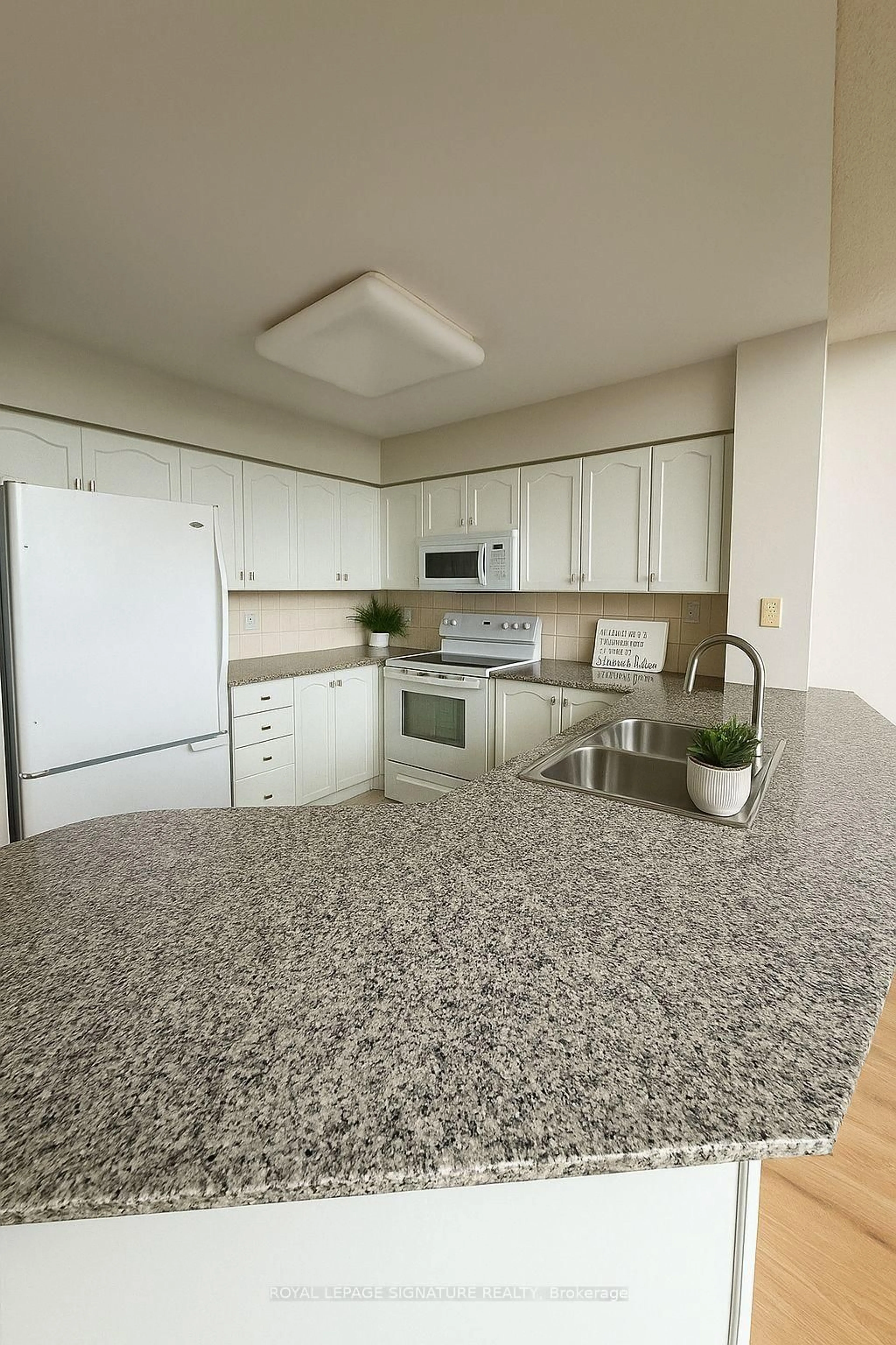 Standard kitchen, ceramic/tile floor for 1720 Eglinton Ave #812, Toronto Ontario M4A 2X8