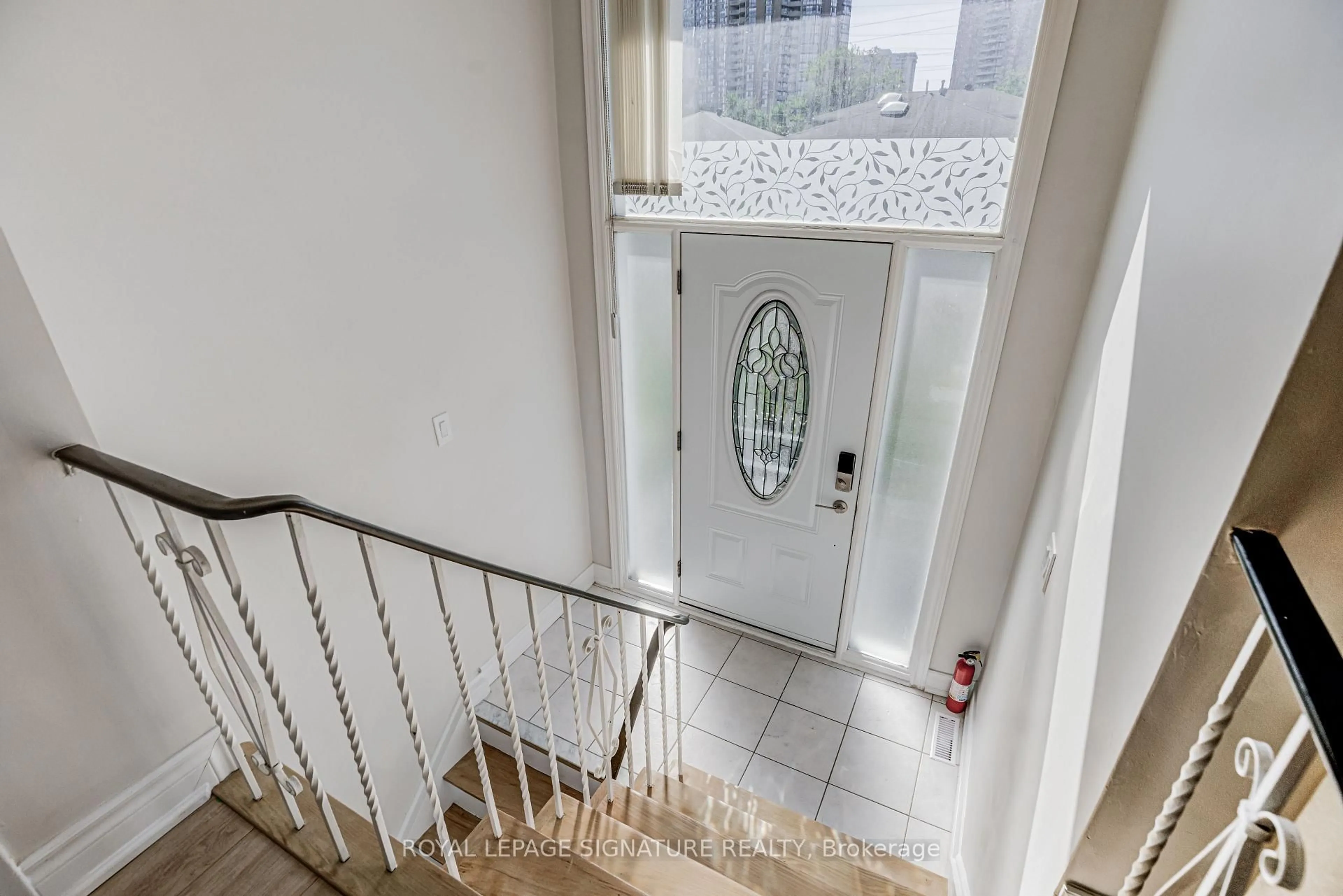 Indoor foyer for 65 Bedle Ave, Toronto Ontario M2H 1K7