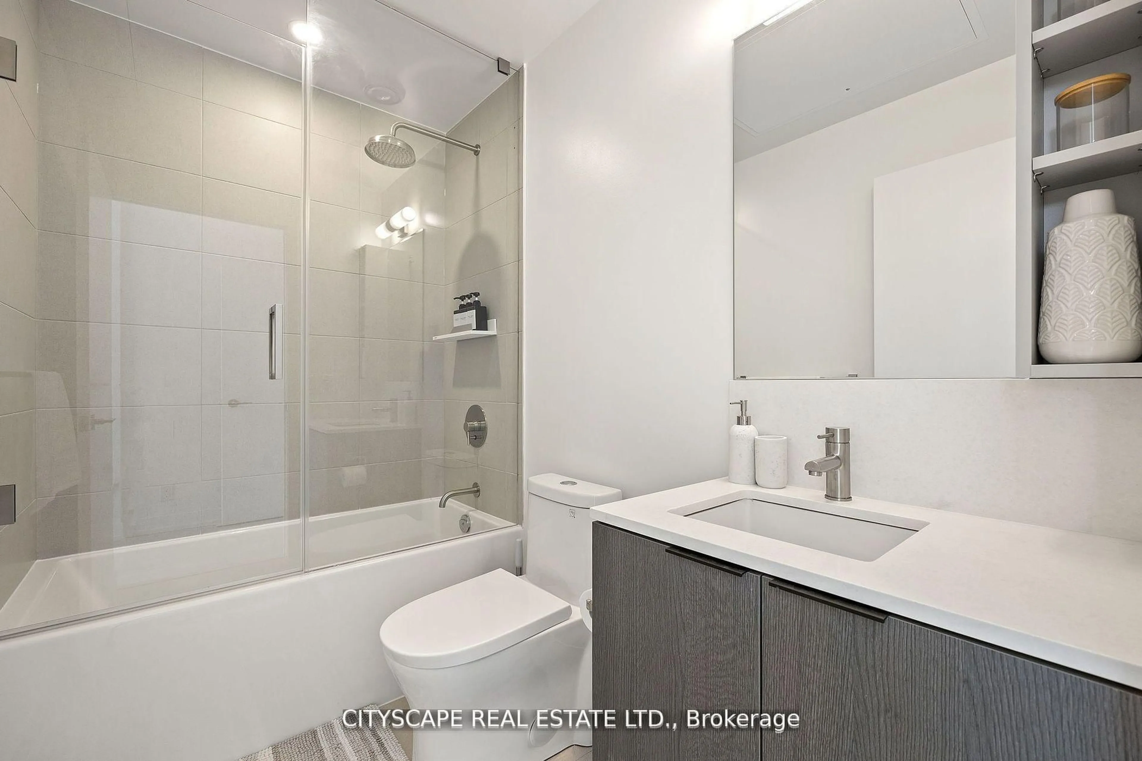 Standard bathroom, ceramic/tile floor for 55 Mercer St #1802, Toronto Ontario M5V 1H2