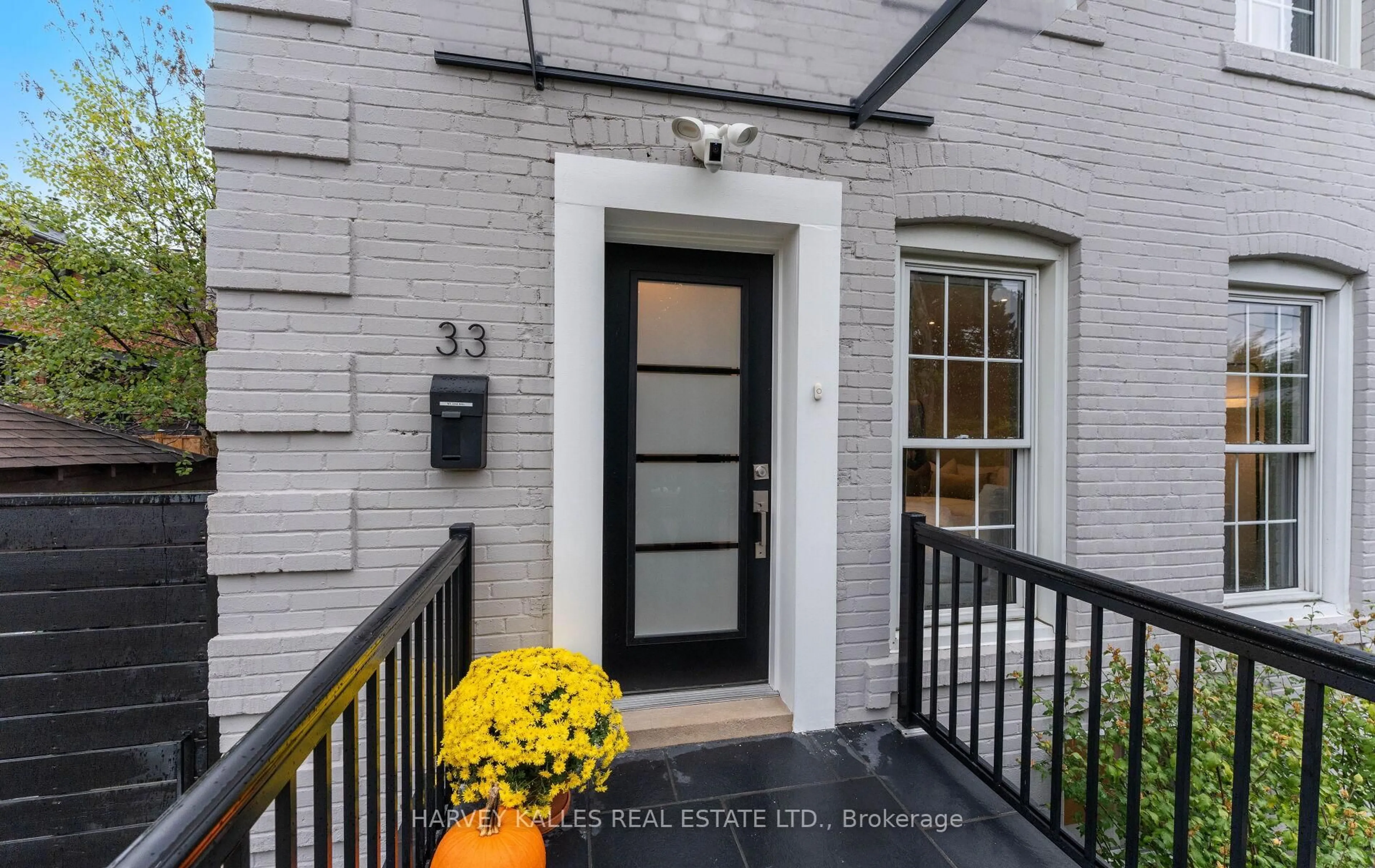 Indoor entryway for 33 Ledbury St, Toronto Ontario M5N 2Y8