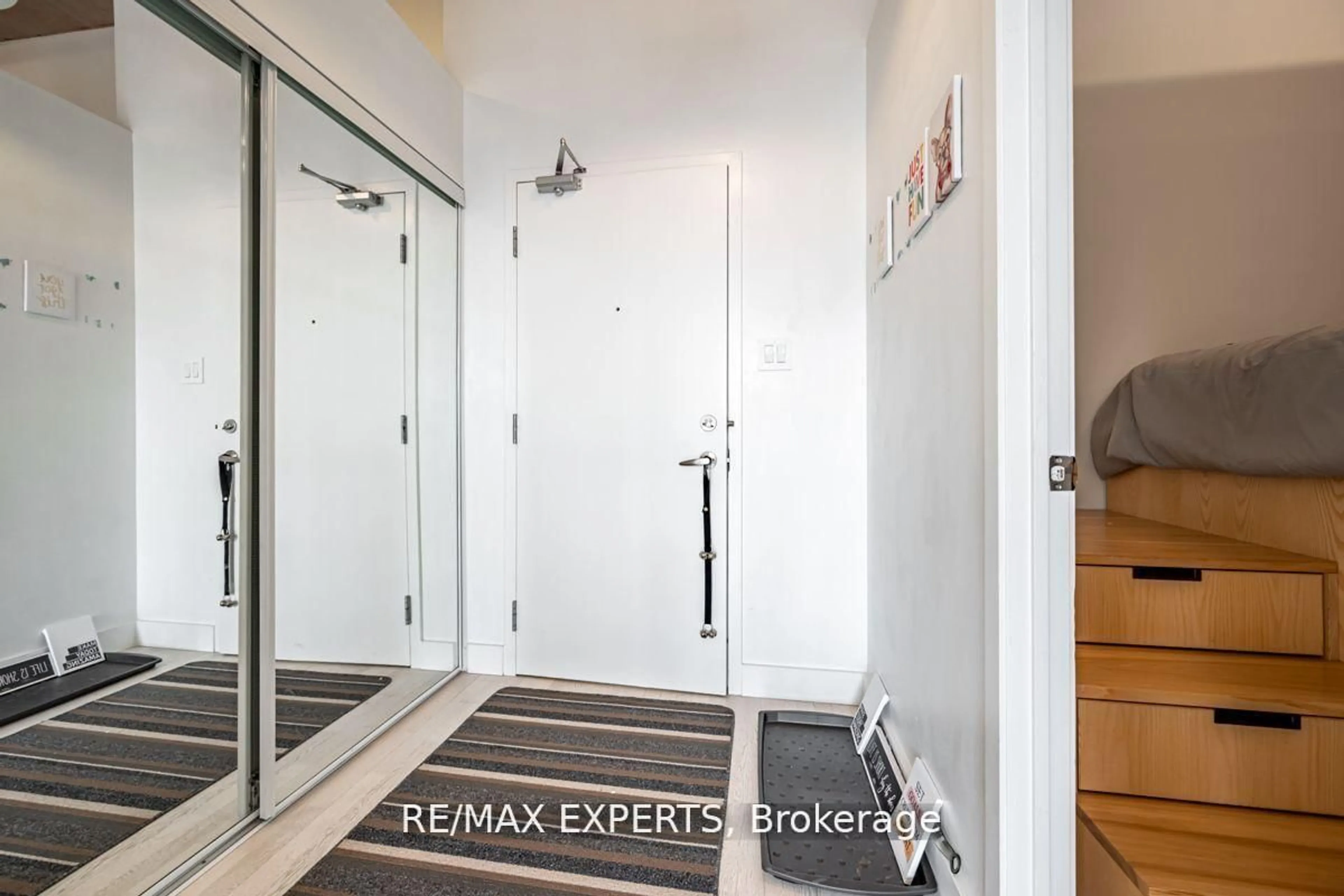 Indoor entryway for 955 QUEEN St #411, Toronto Ontario M6J 1G9