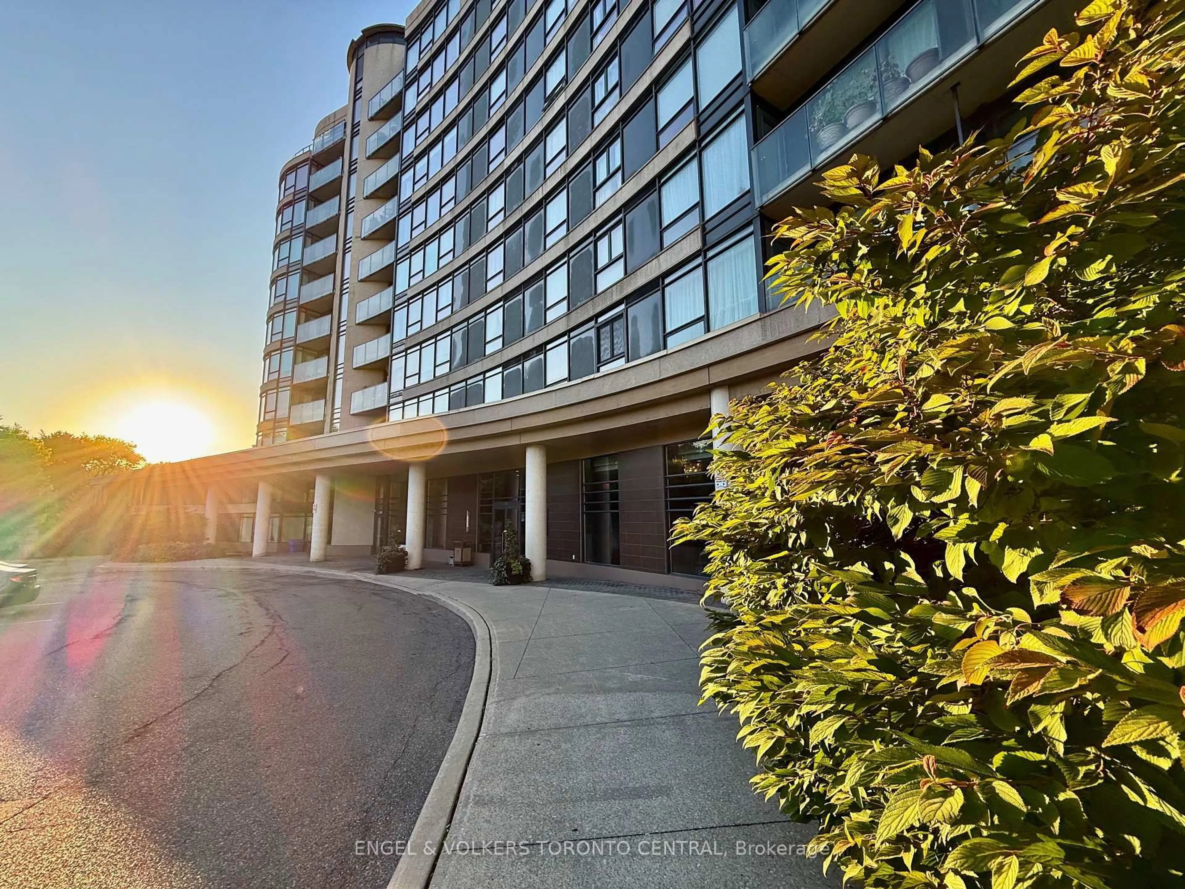 Indoor foyer for 18 Valley Woods Rd #PH105, Toronto Ontario M3A 0A1