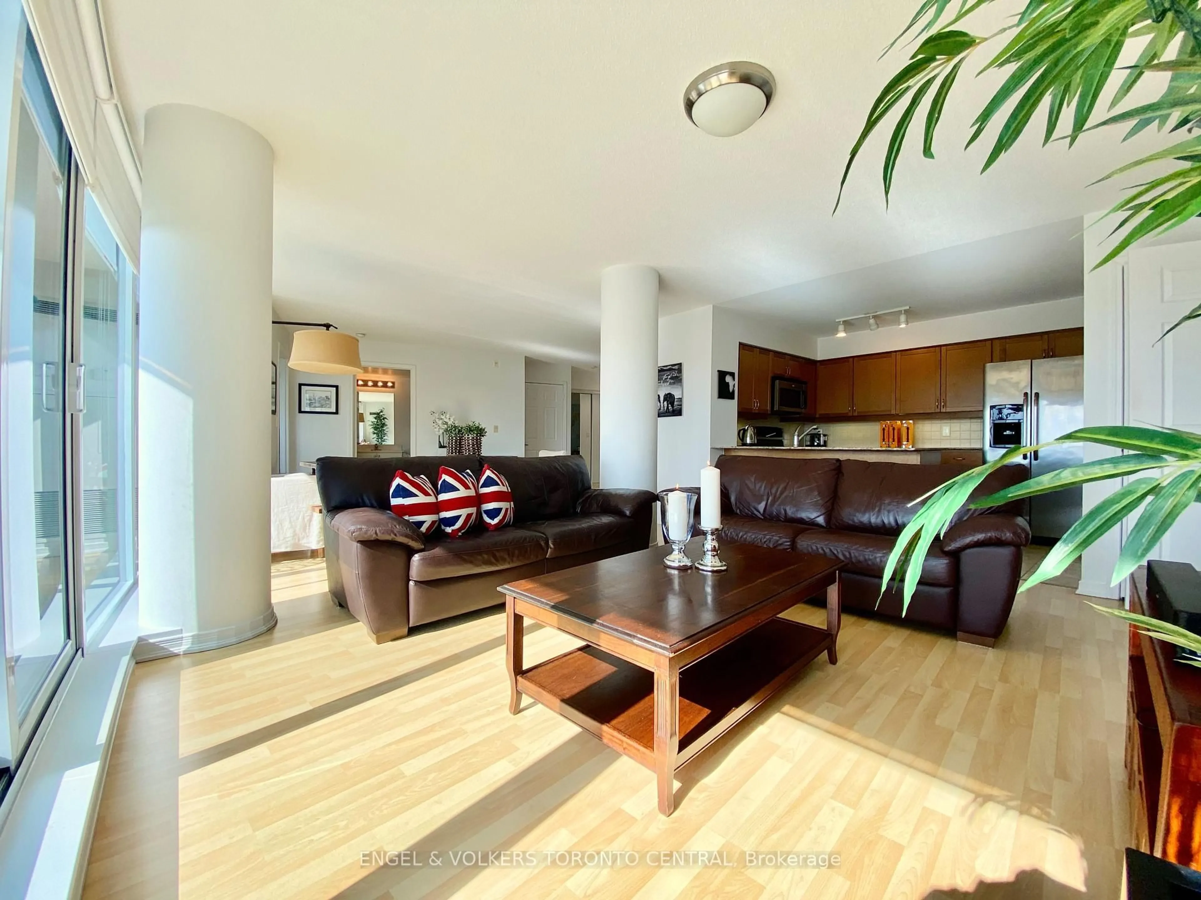 Living room with furniture, wood/laminate floor for 18 Valley Woods Rd #PH105, Toronto Ontario M3A 0A1