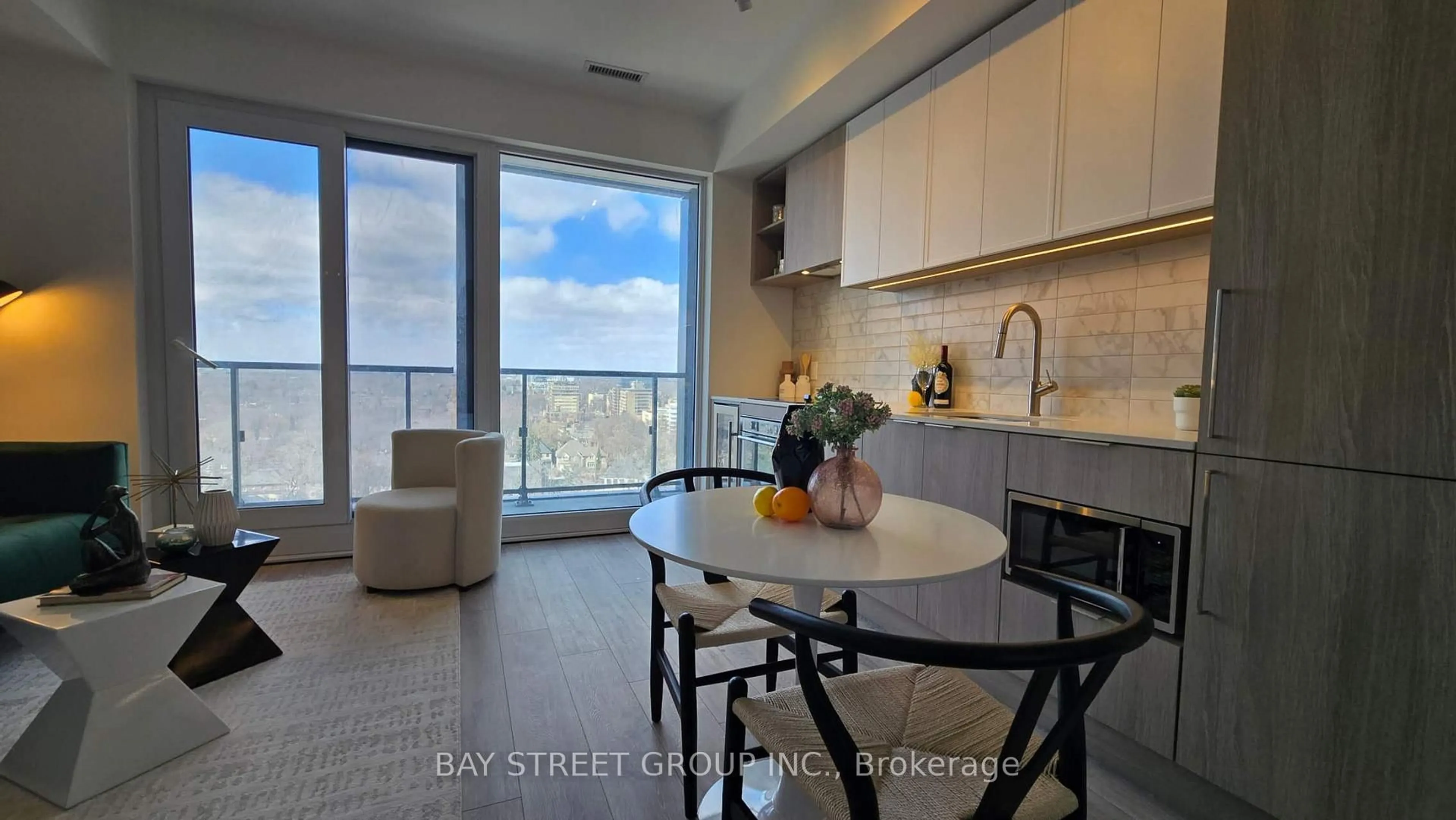 Open concept kitchen, ceramic/tile floor for 2020 Bathurst St #1909, Toronto Ontario M5P 0A6