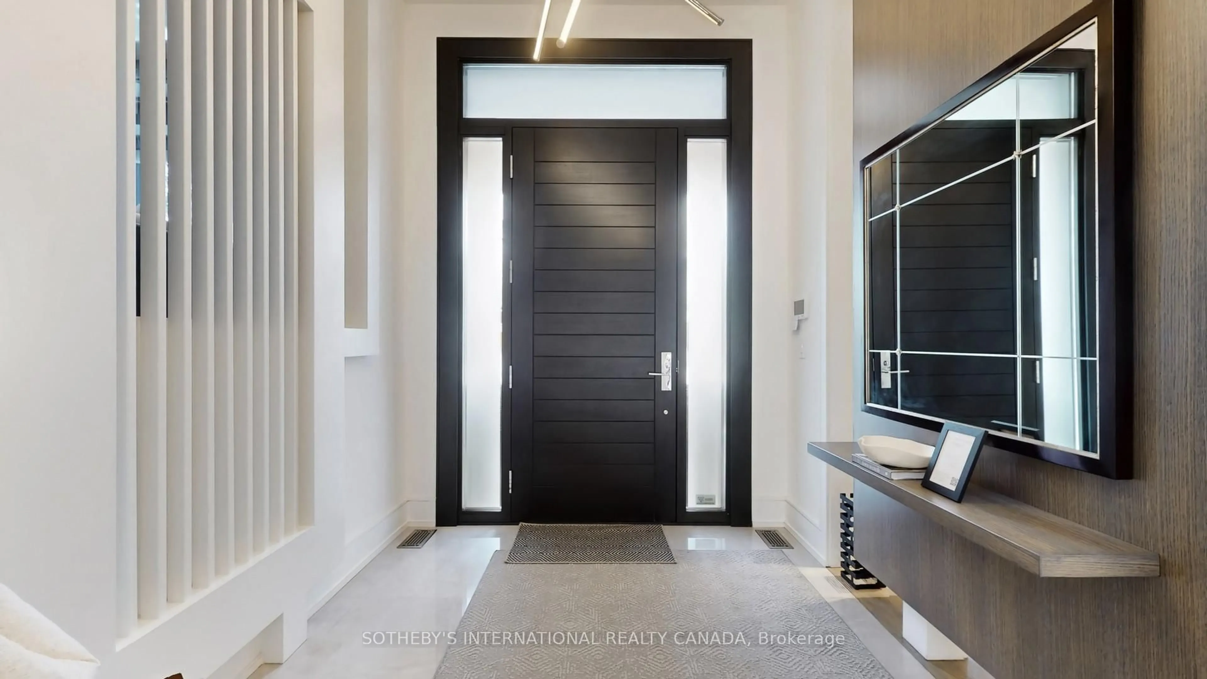 Indoor entryway for 77 Bannatyne Dr, Toronto Ontario M2L 2P2