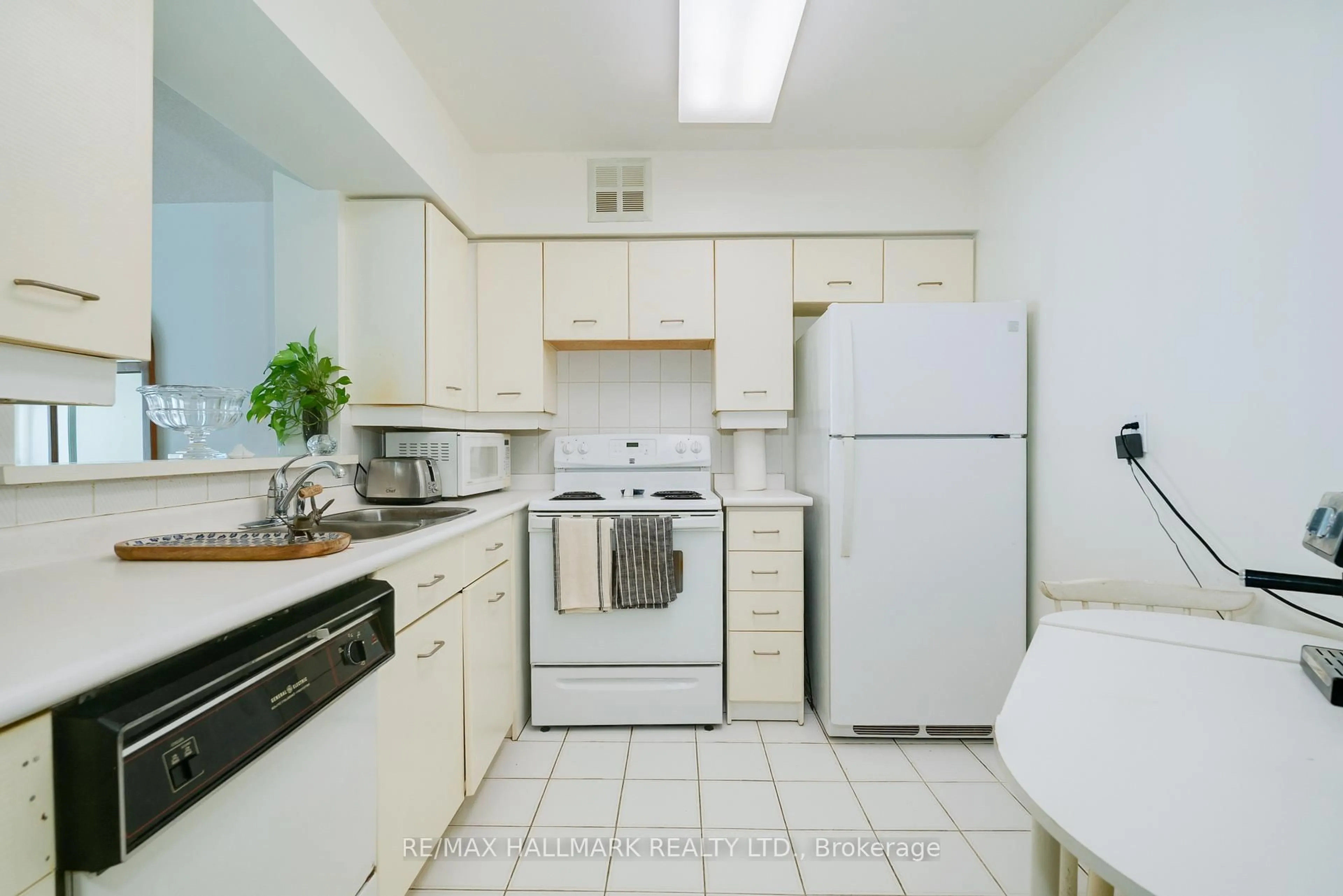 Standard kitchen, unknown for 30 Greenfield Ave #1616, Toronto Ontario M2N 6N3