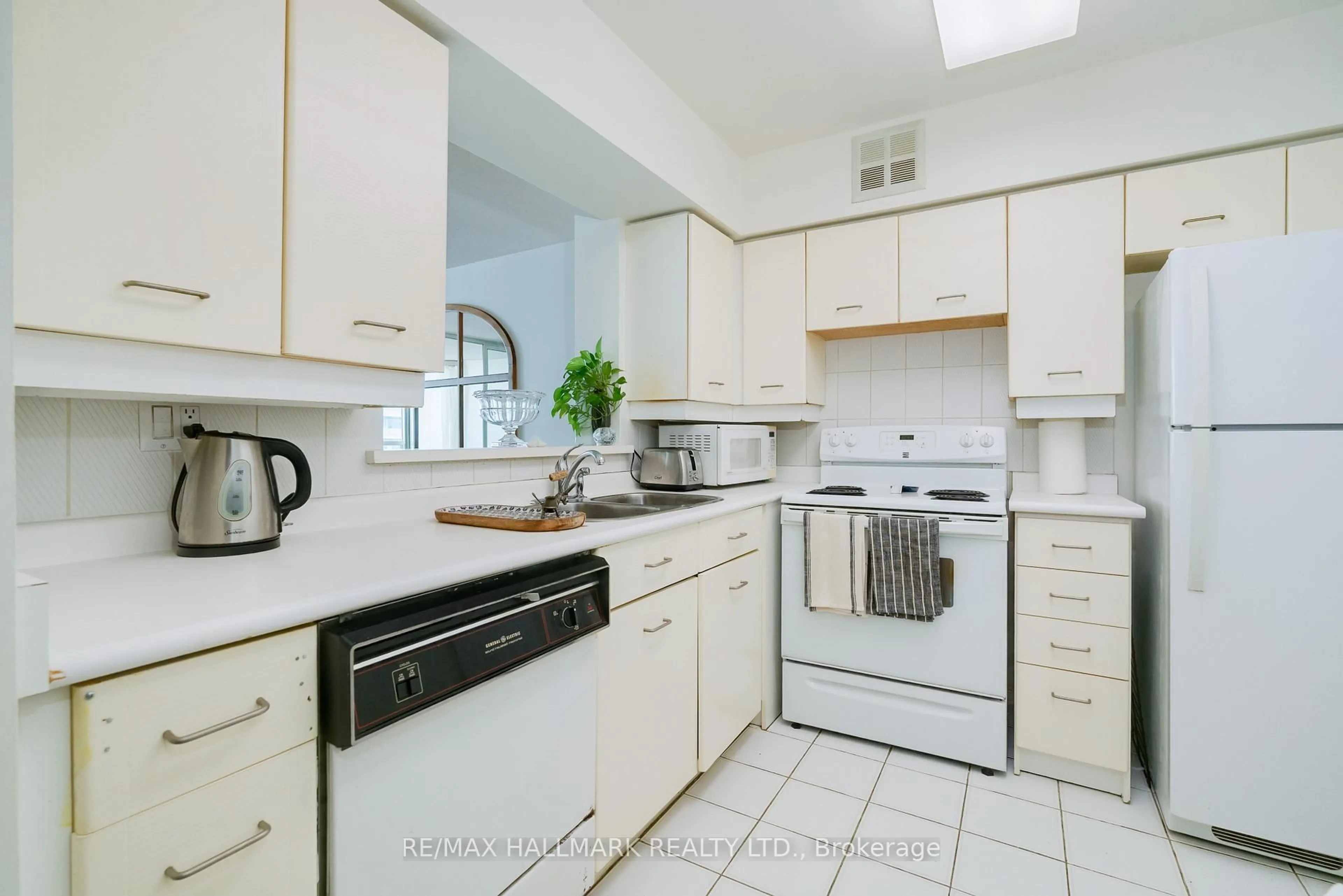 Standard kitchen, ceramic/tile floor for 30 Greenfield Ave #1616, Toronto Ontario M2N 6N3