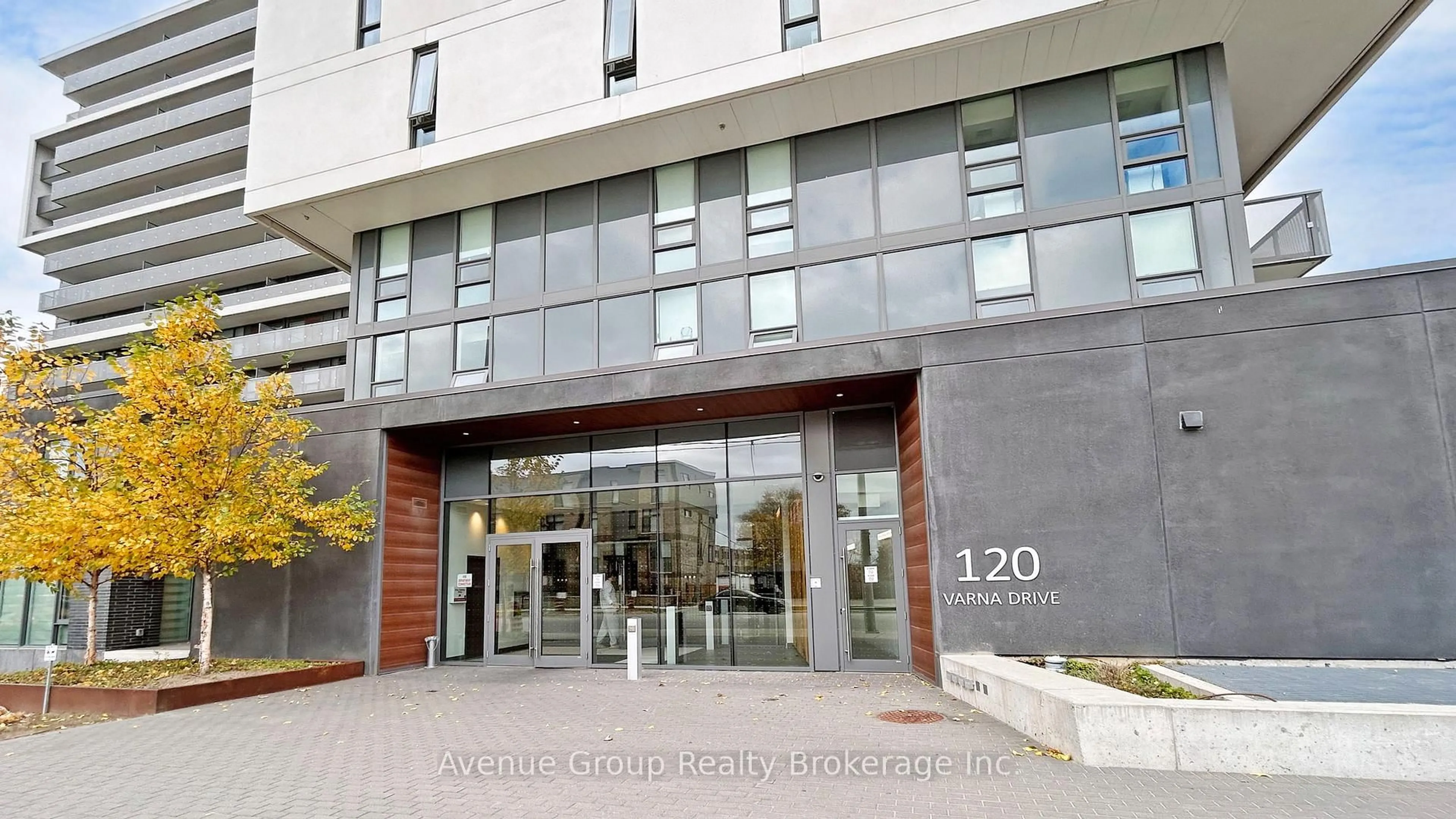 Indoor foyer for 120 Varna Dr #305, Toronto Ontario M6A 0B3